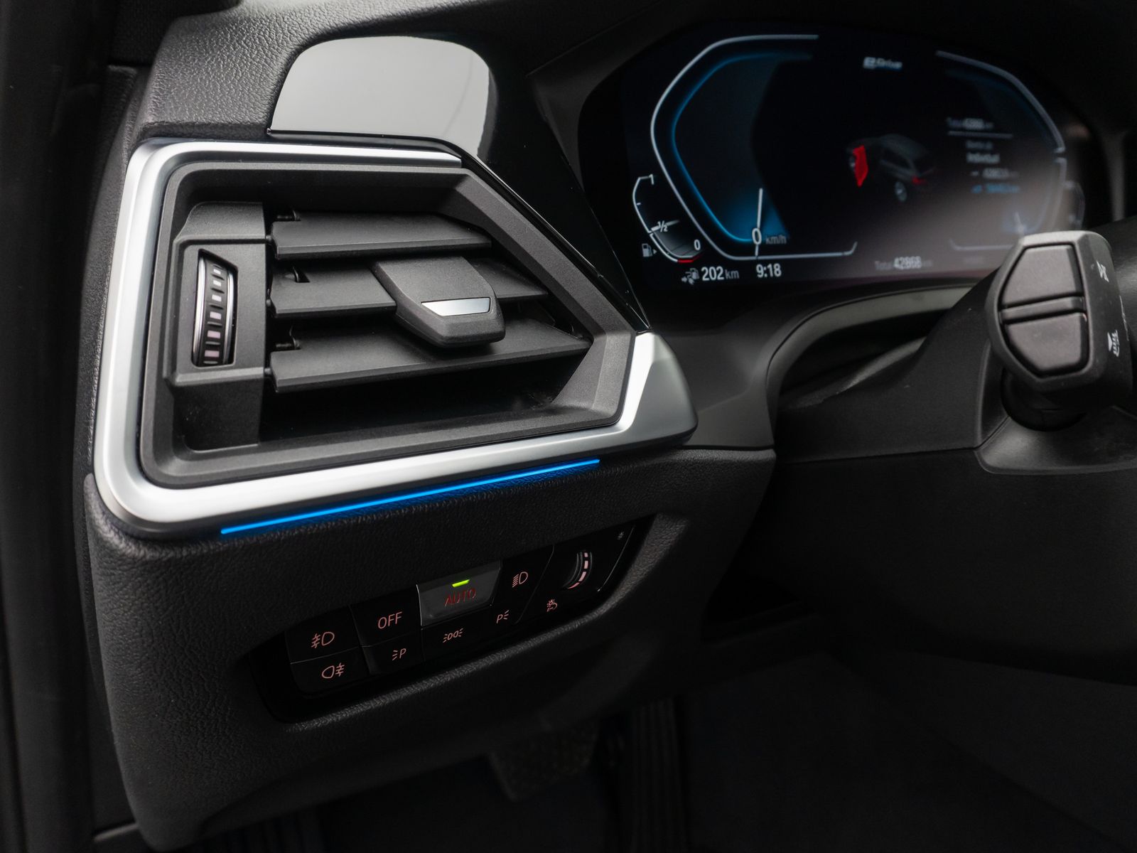 Fahrzeugabbildung BMW 320e Sport Line DAB HiFi CockPitPr Alarm PDC LED