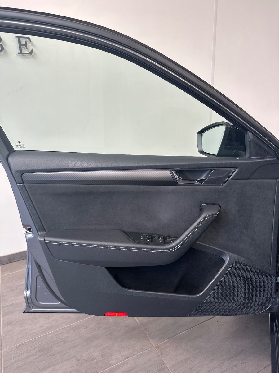 Fahrzeugabbildung SKODA Superb Combi 2.0 TDI DSG Sportline NAV+LED+AHK
