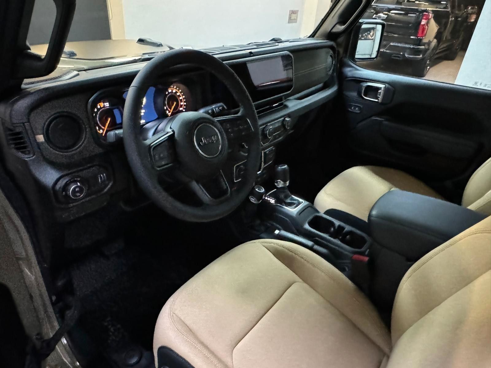 Fahrzeugabbildung Jeep GLADIATOR WILLYS '41 ED. 3.6L-V6 HARDTOP-SOFTTOP