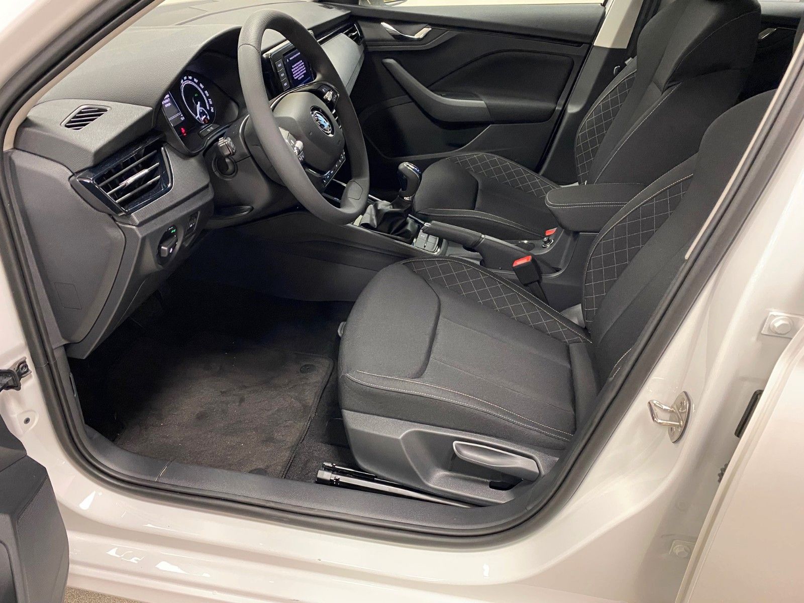 Fahrzeugabbildung SKODA Kamiq 1.0 TSI DSG FRESH+KLIMAUTOMTIK+16"ALU+SHZ