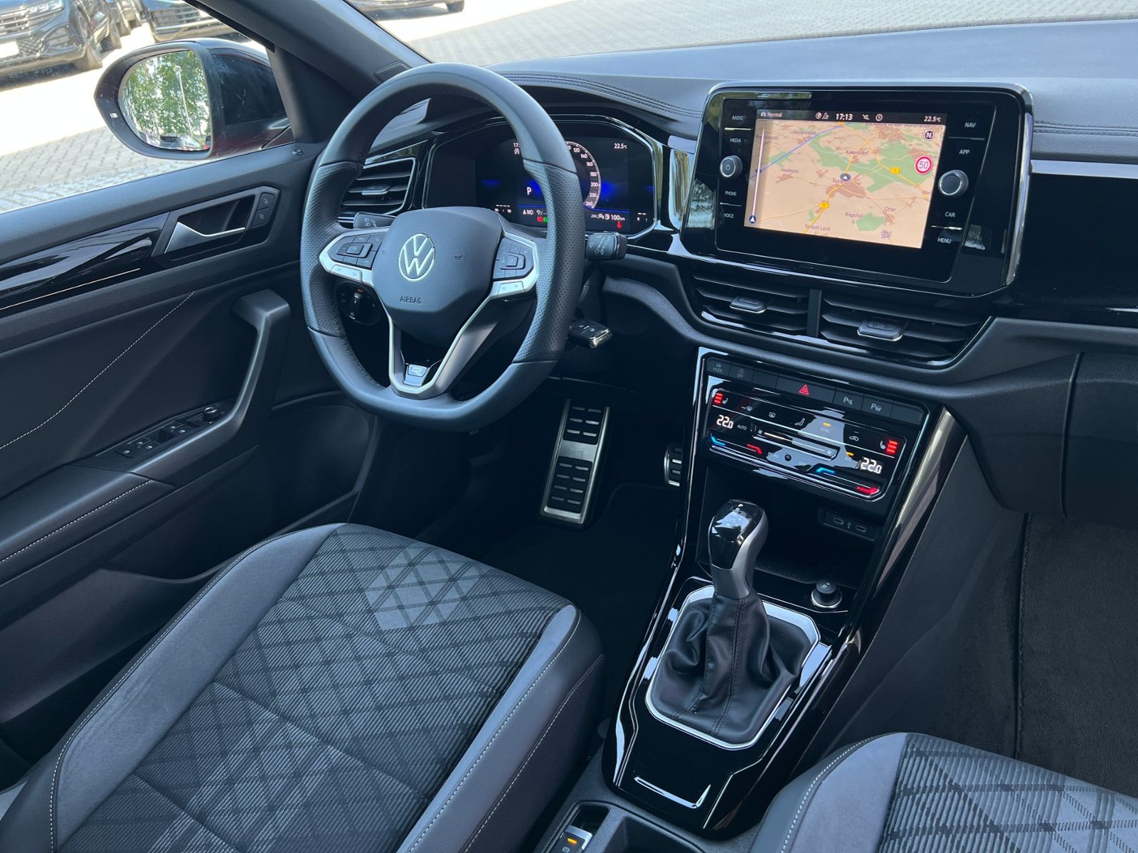 Fahrzeugabbildung Volkswagen T-Roc R-Line 1.5 TSI DSG *Black Style, AHK, LED,