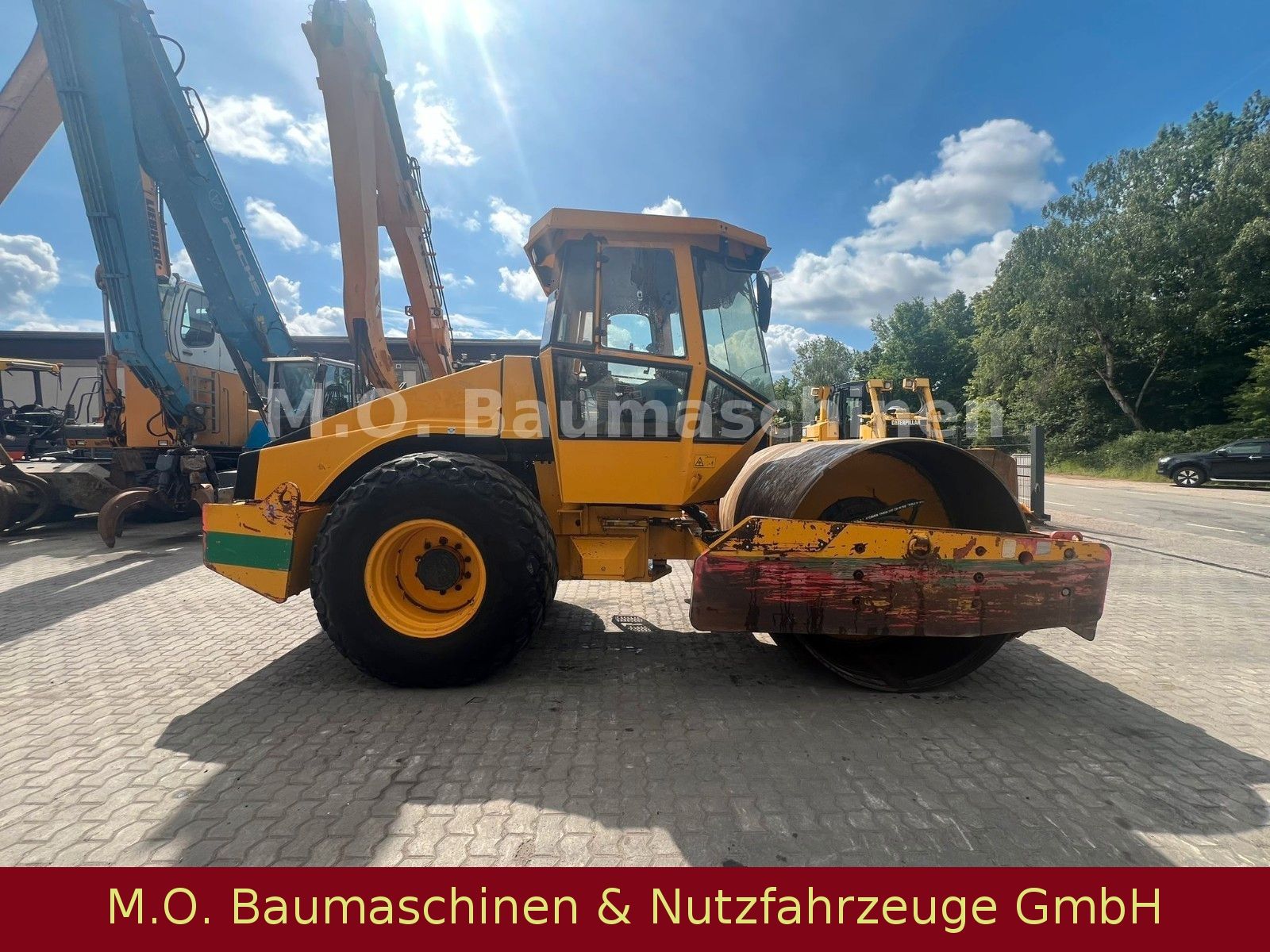 Fahrzeugabbildung Dynapac CA 302 D / Walzenzug / 12,5 t /