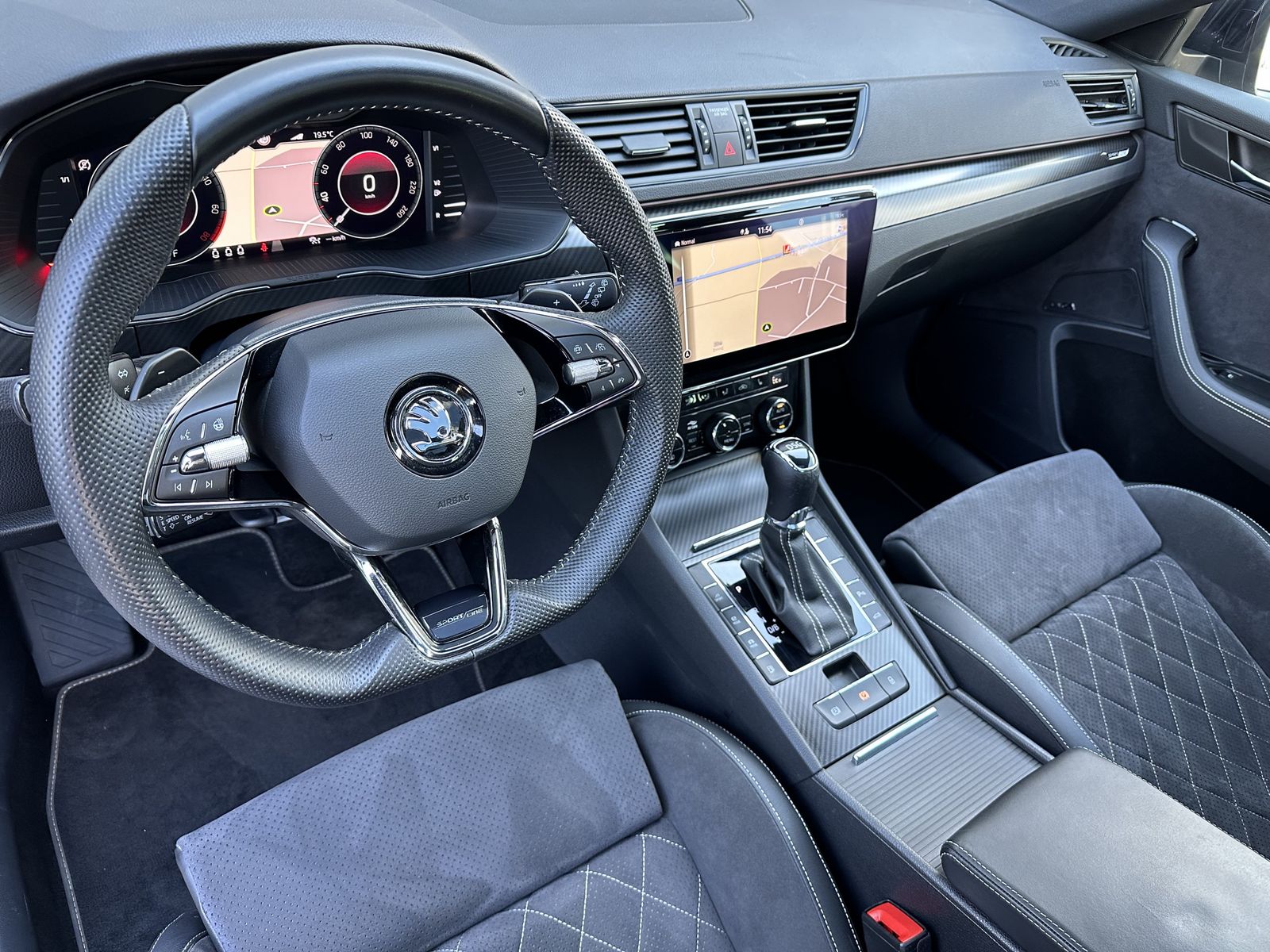 Fahrzeugabbildung SKODA Superb Combi iV 1.4 TSI DSG Sportline NAV+LED+VC