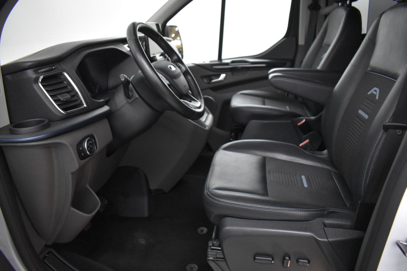 FORD Tourneo Cust 320 Activ 8SI+NAV+XEN+SHZ+ACC+LEDER - Image 10