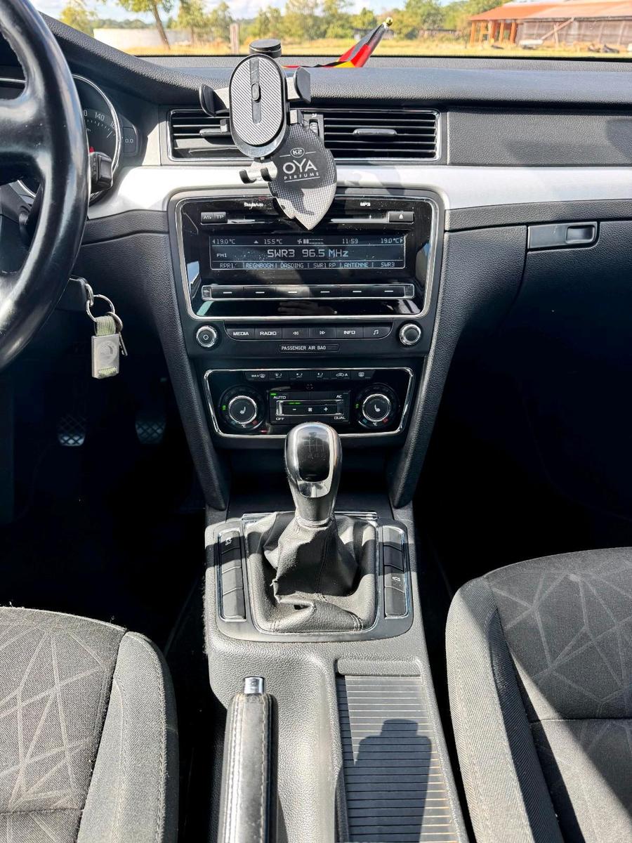 Skoda Superb 2012 — photo 10