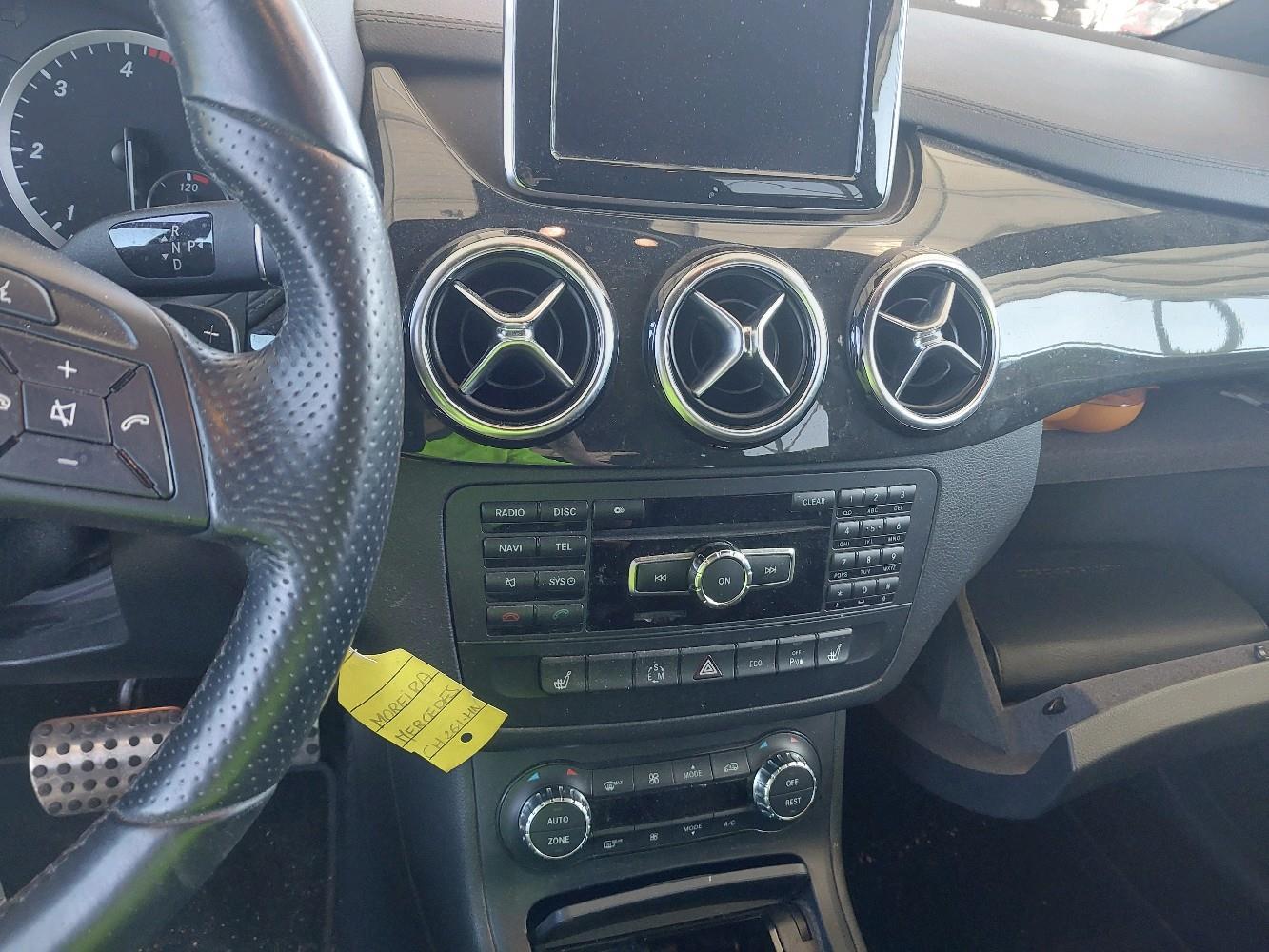 Mercedes-Benz B200 2012 — photo 14
