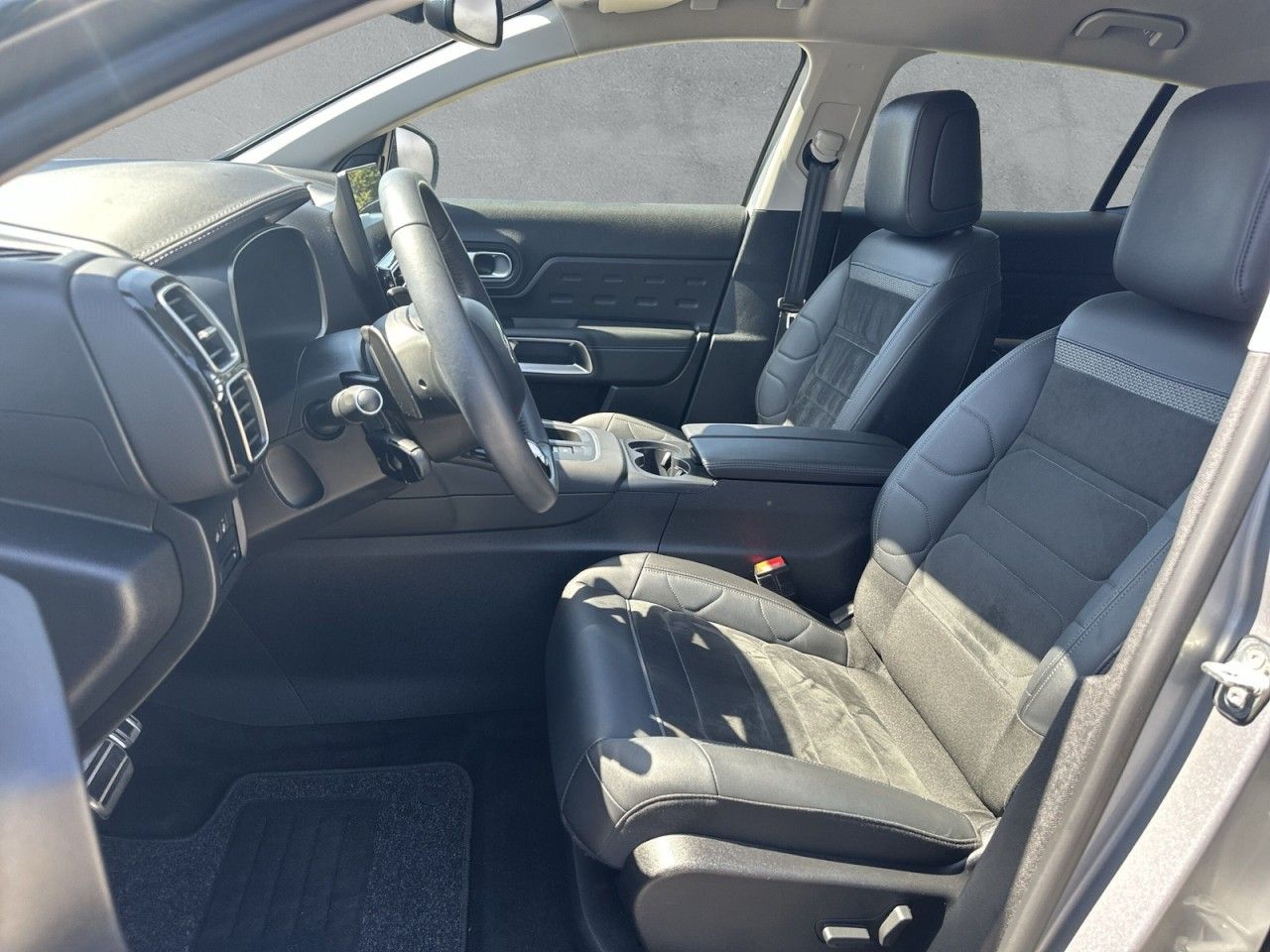 Fahrzeugabbildung Citroën C5 AIRC HYBRID 136 e-DSC6 e-SERIES* - mit KI generiert/bearbeitet