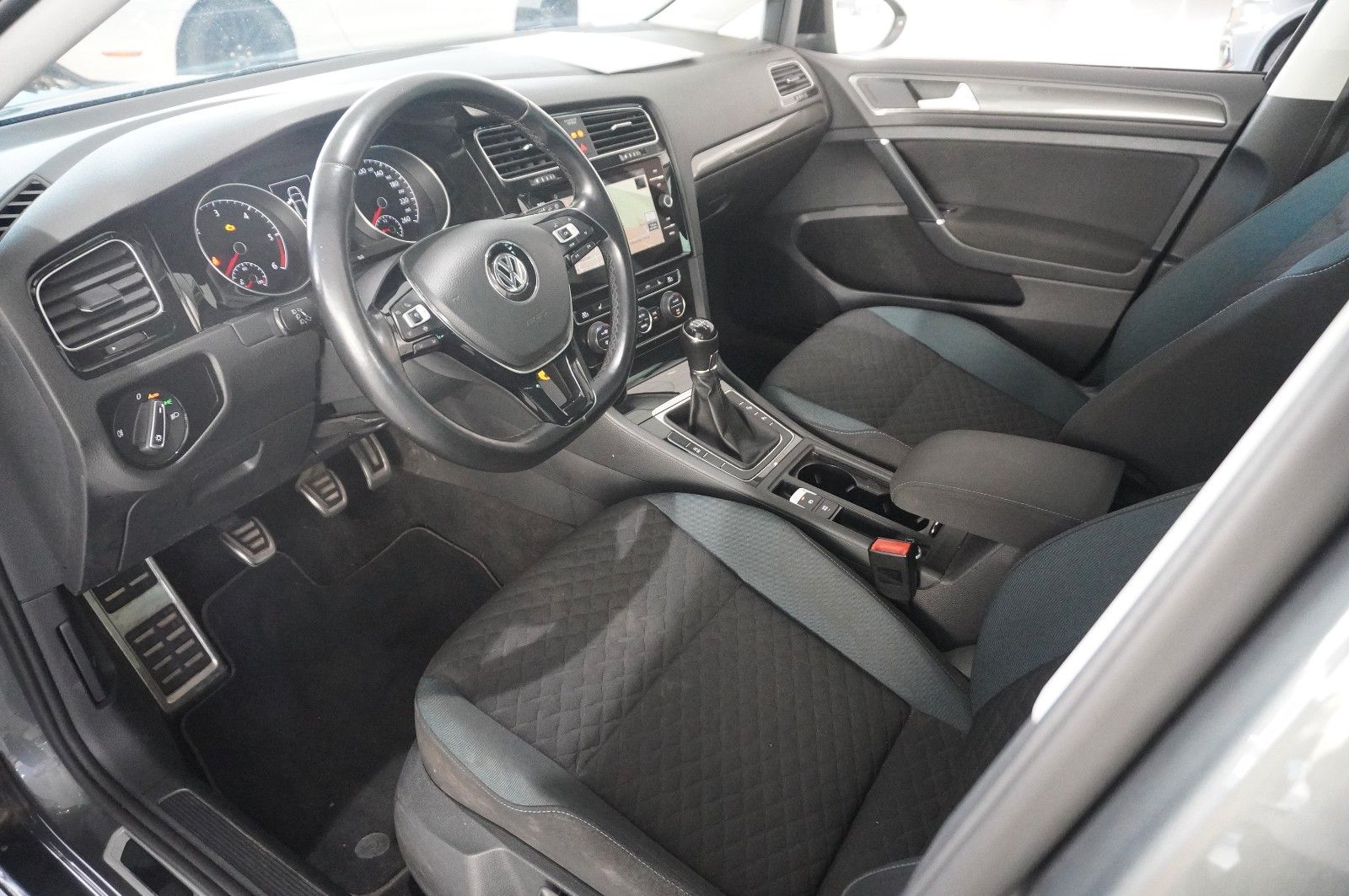 Fahrzeugabbildung Volkswagen Golf VII VAR. 1.6 TDI IQ-DRIVE NAVI/LED/ACC/AHK