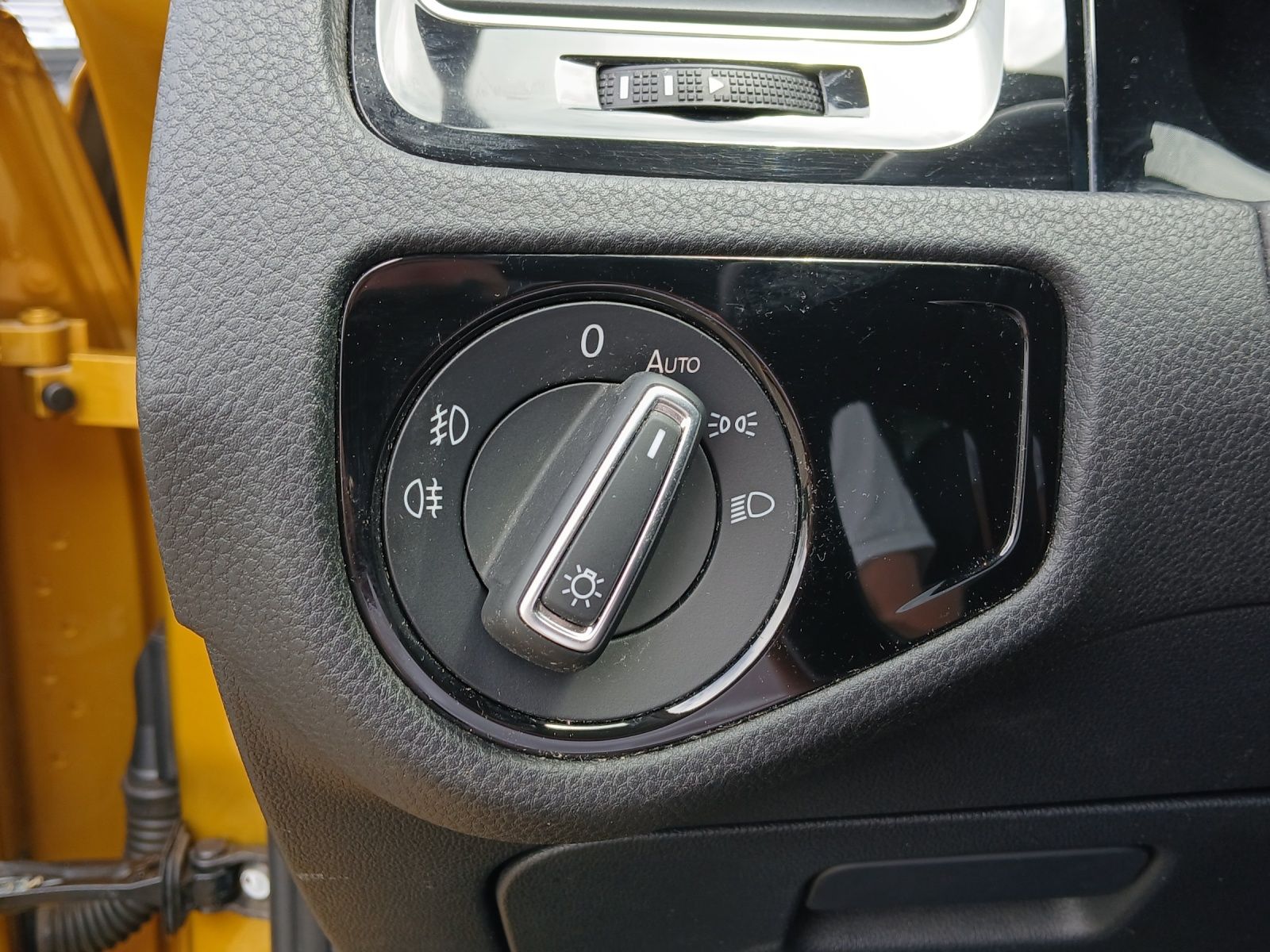 Fahrzeugabbildung Volkswagen Golf VII Variant TSI Highline LED Navi ACC SHZ R