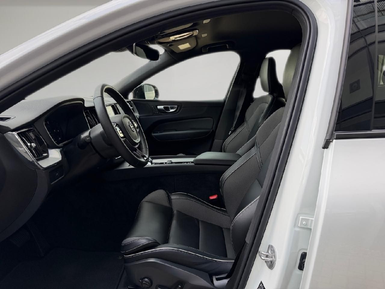 Fahrzeugabbildung Volvo XC60 B4 Benzin Plus Dark 2WD