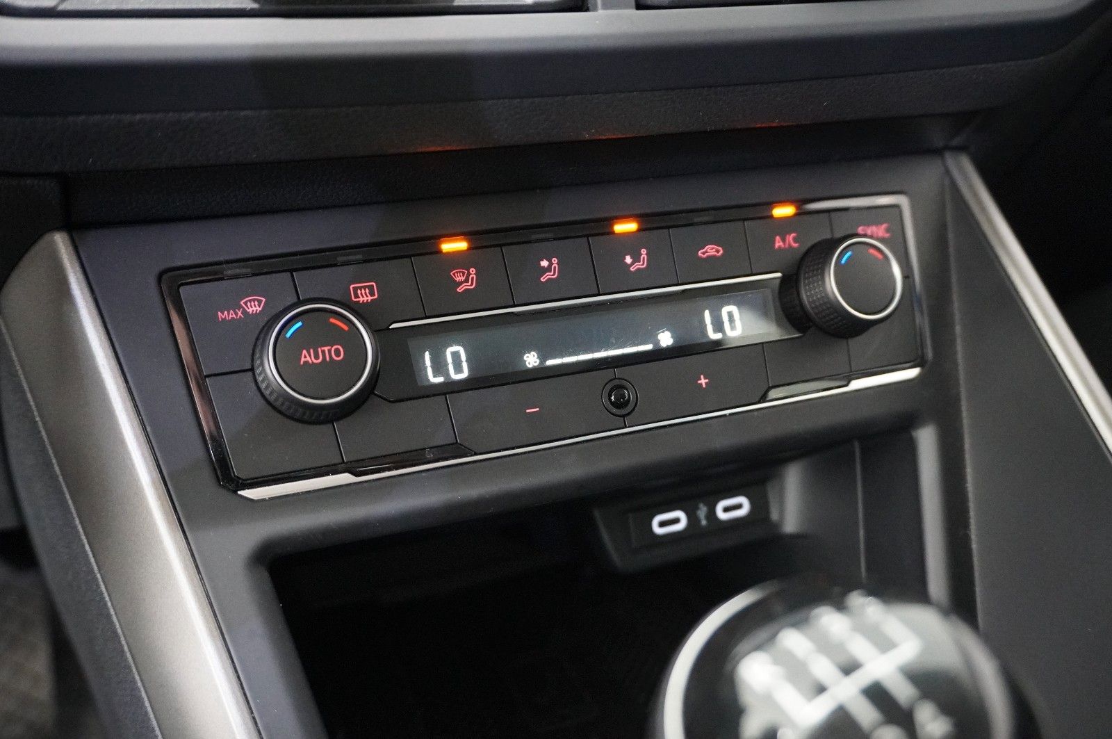 Fahrzeugabbildung Volkswagen Polo VI 1.0 TSI COMFORTLINE NAVI/LED/KAMERA/DAB+