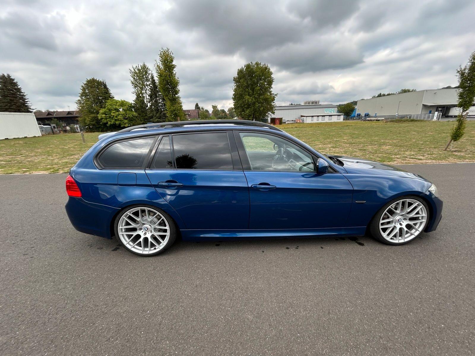 BMW 320 2009 — interior