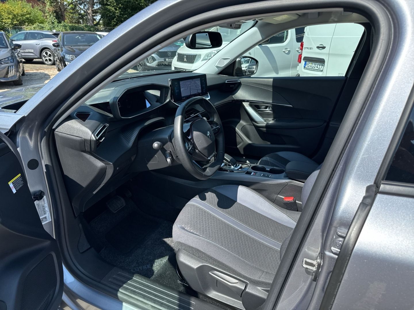Fahrzeugabbildung Peugeot 2008 Allure Elektro 136 Navi CarPlay  SHZ DAB
