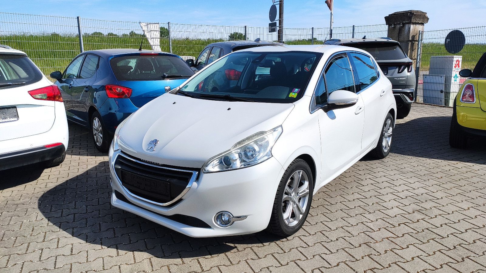 PEUGEOT 208