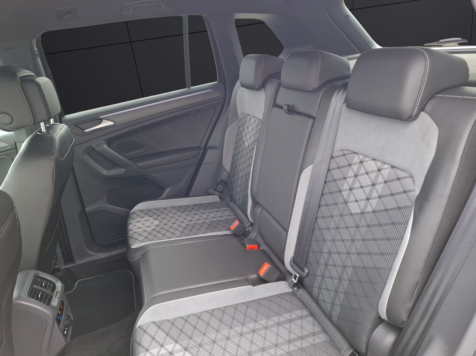 Fahrzeugabbildung Volkswagen Tiguan TDI R-Line DSG 4M Matrix AHK Navi AID ACC
