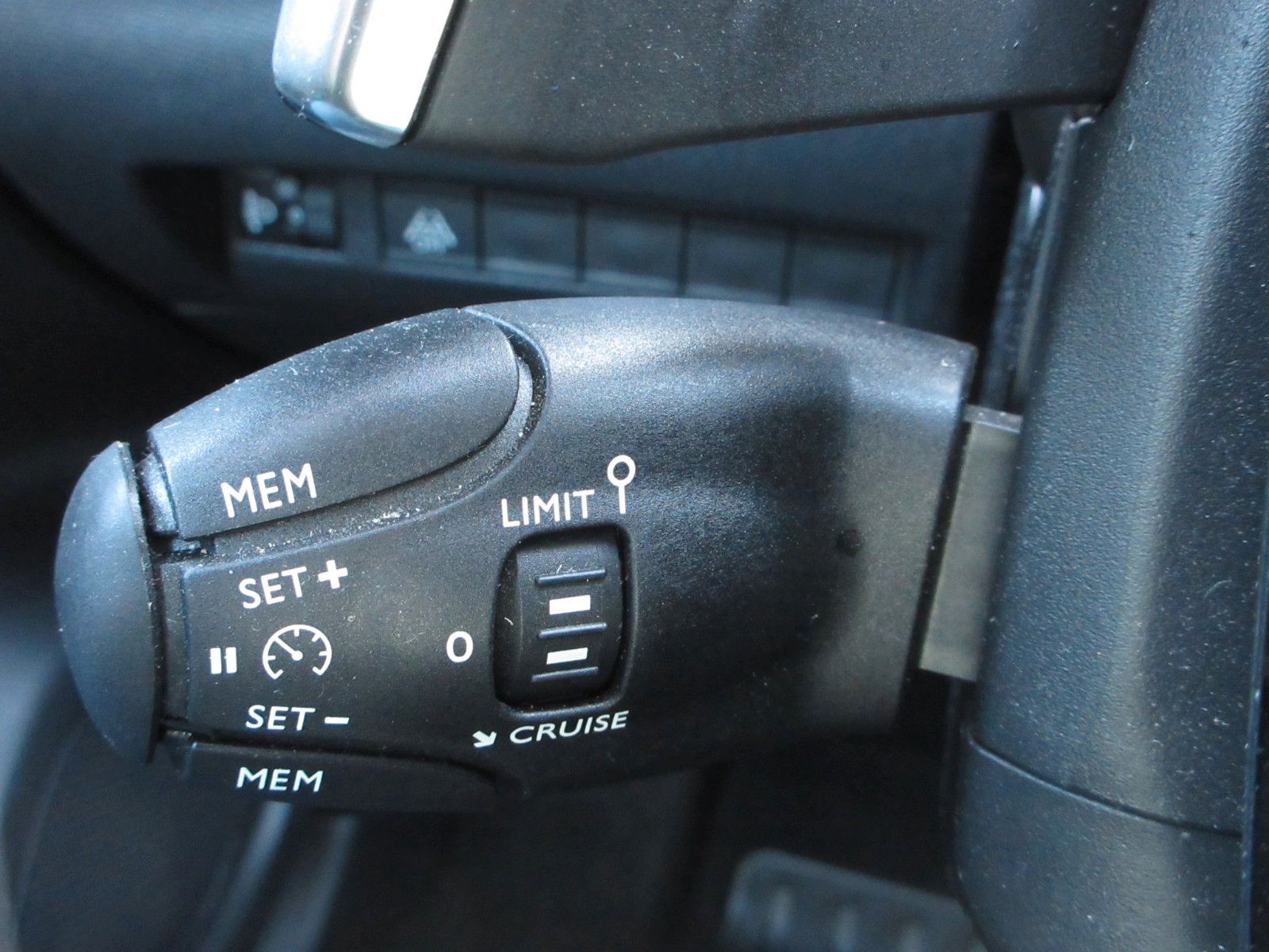 Fahrzeugabbildung Peugeot 2008 Allure 1.2T LED/NAVI/PDC/R´CAM/ALU