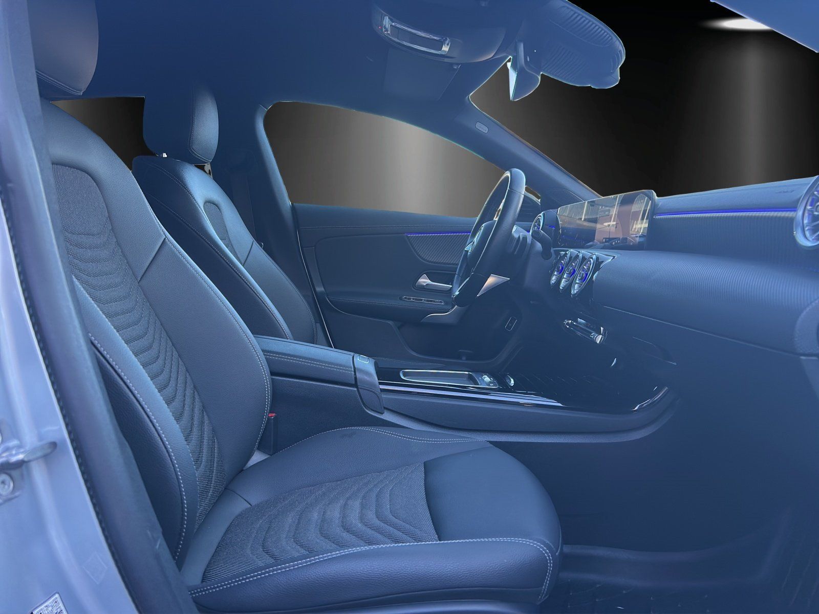 Fahrzeugabbildung Mercedes-Benz CLA220d SB Night DISTRO KeyGo AHK el.Heckkl MLED