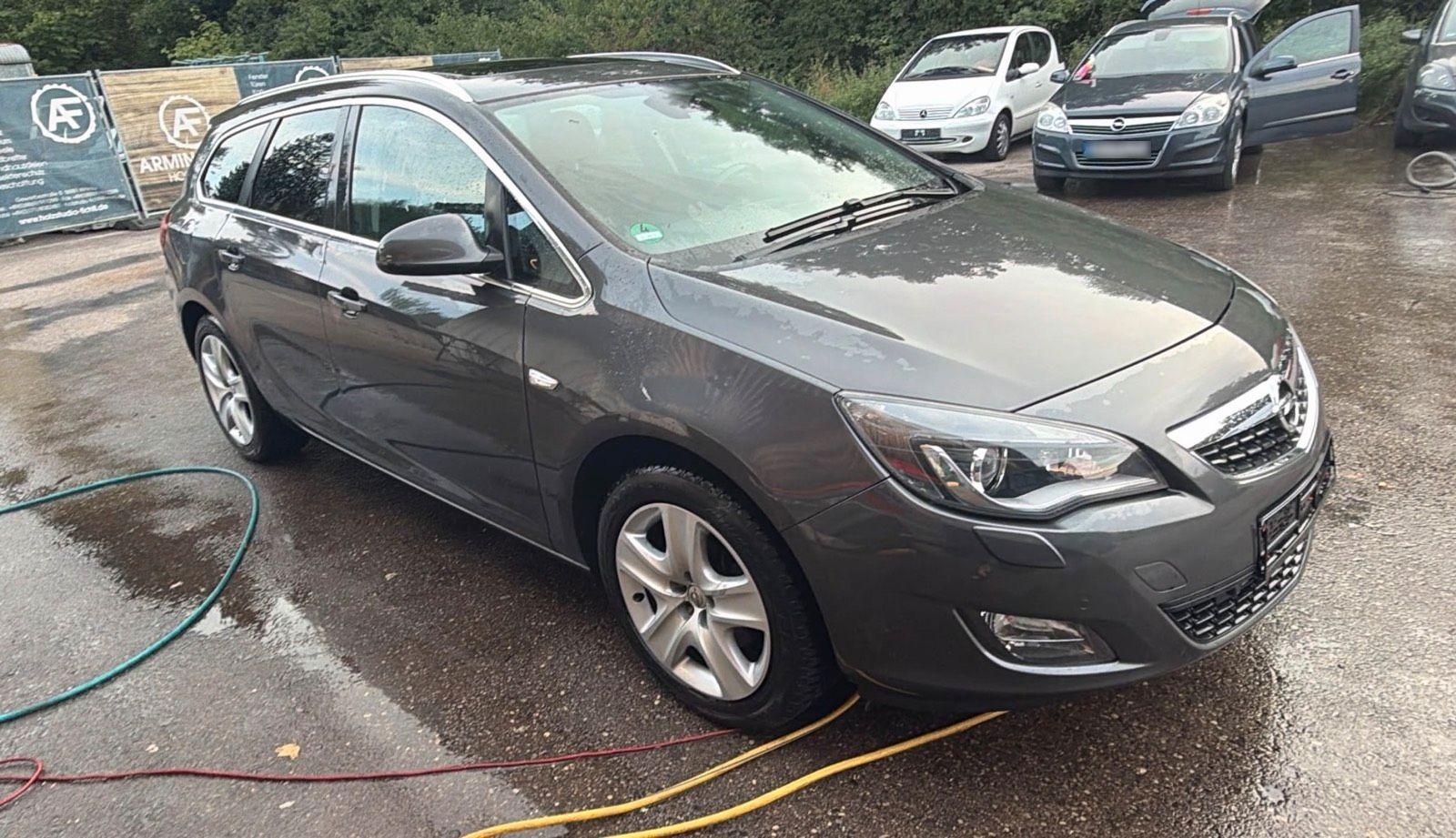 Opel Astra 2011 — салон