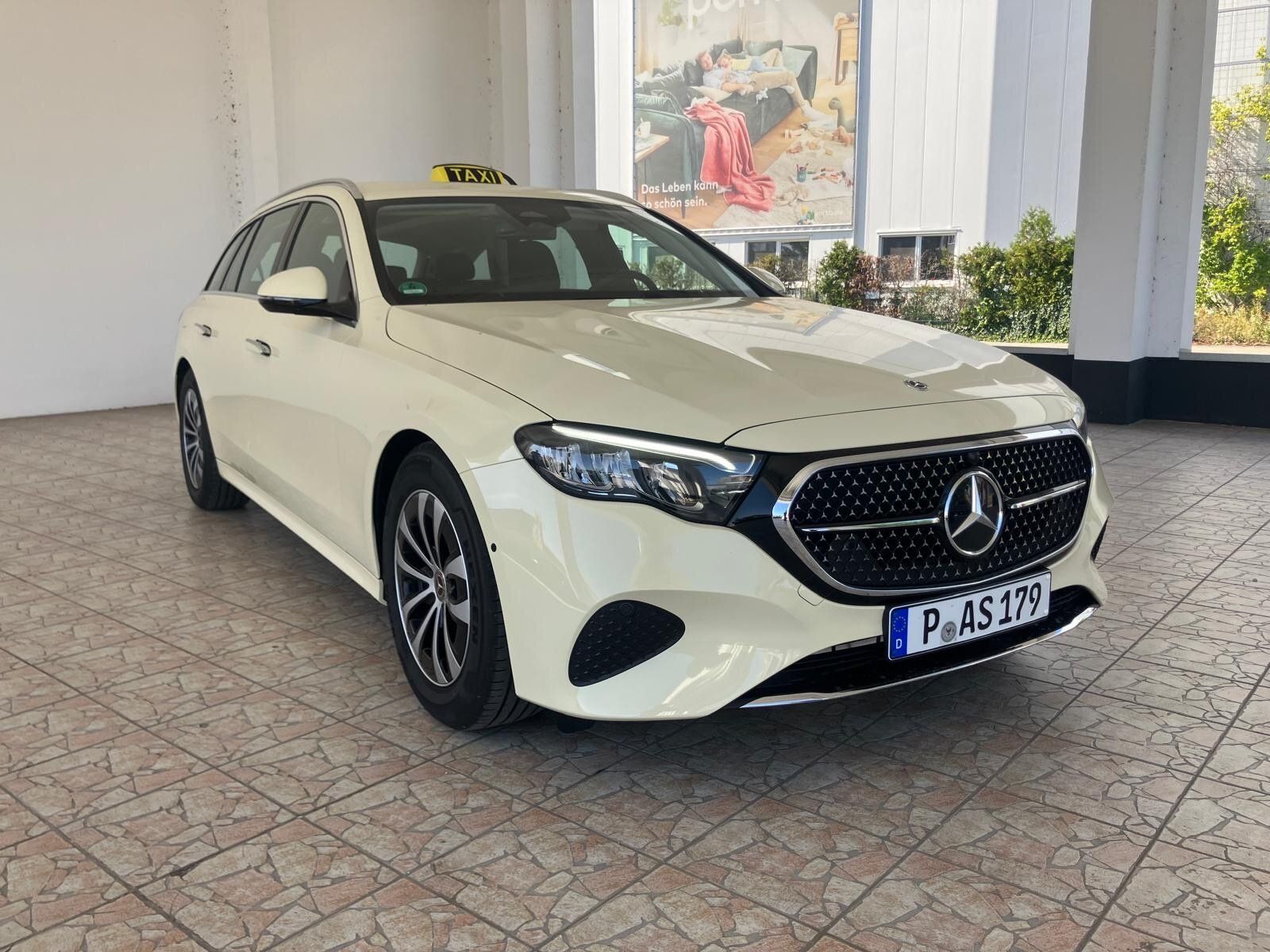 Mercedes-Benz E 200 d T-Modell Taxiumbau imagem 3