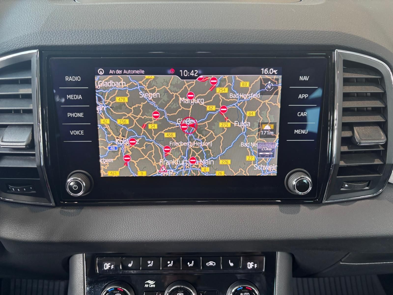 Fahrzeugabbildung SKODA Karoq Style AHK ACC LED RFK