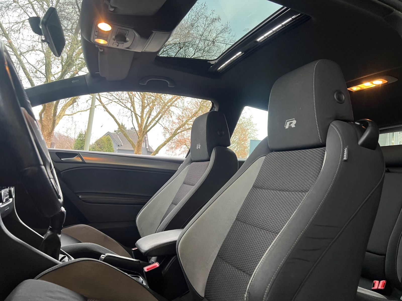 Fahrzeugabbildung Volkswagen Golf VI R 4Motion *SCHIEBEDACH*KEYLESS*XENON*