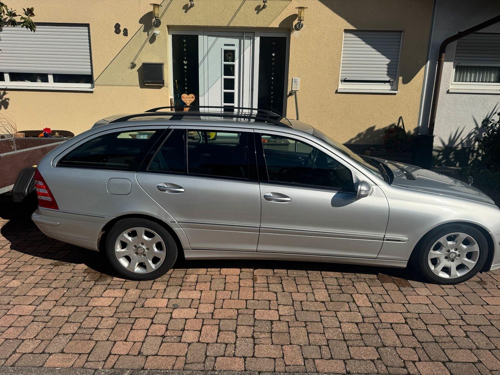 Mercedes-Benz C220 2004 — салон