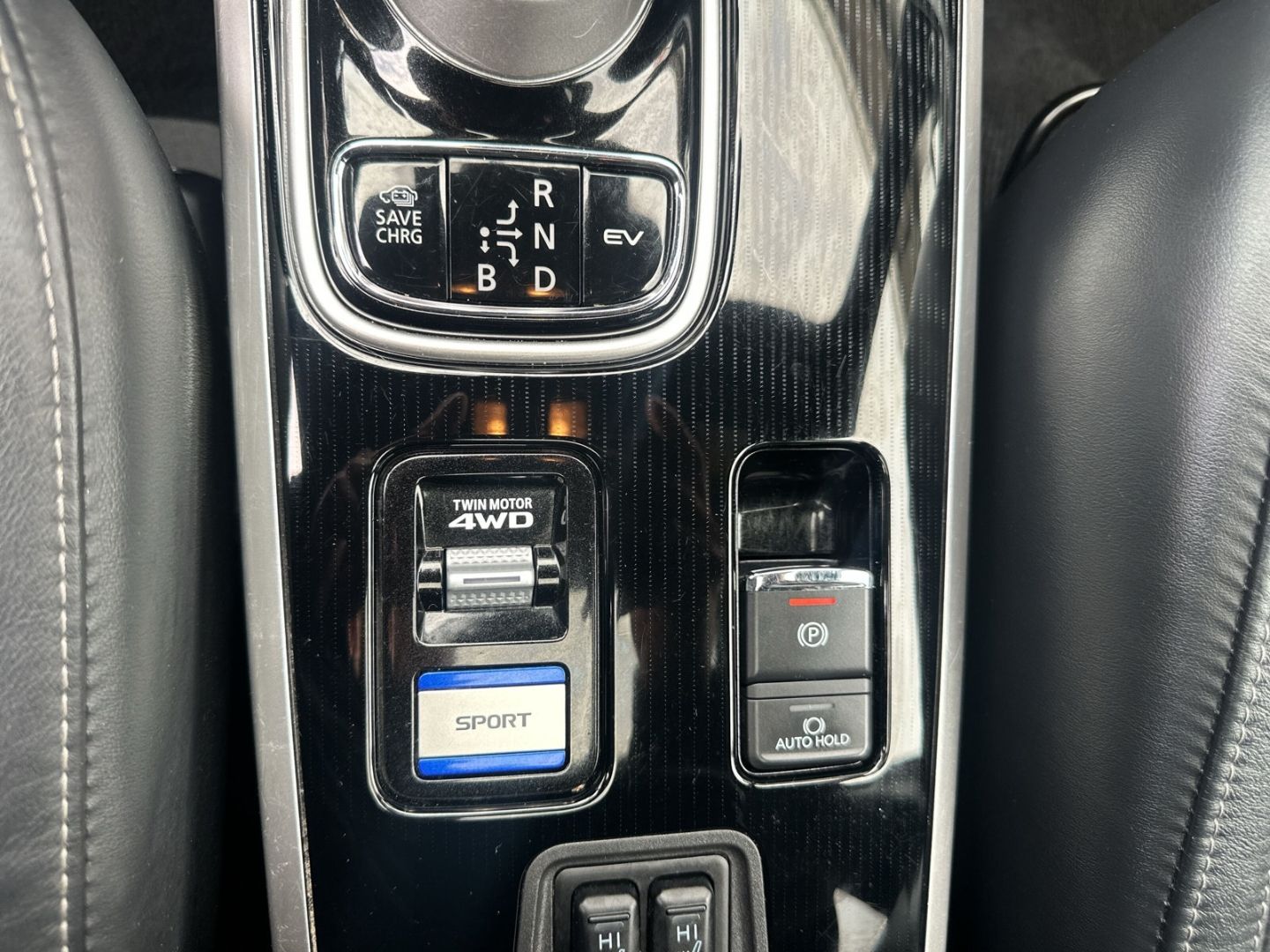 Fahrzeugabbildung Mitsubishi Outlander PHEV Top 4WD LEDER + AHK+ StandHZG+Sou