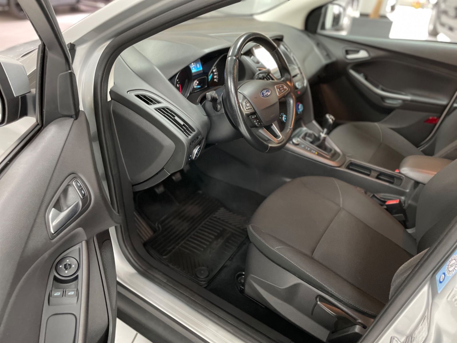Fahrzeugabbildung Ford Focus Turnier Business Navi PDC