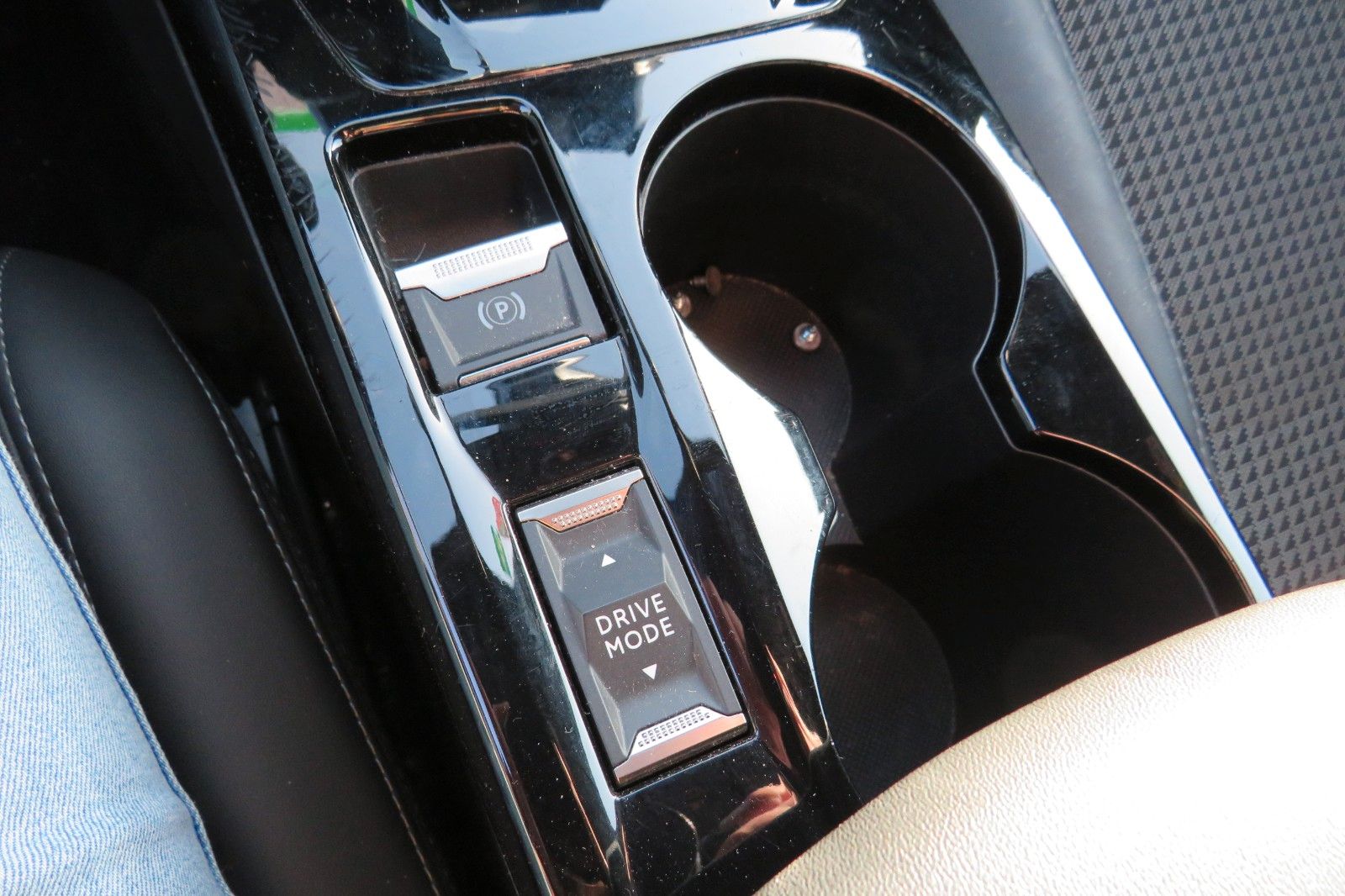 Fahrzeugabbildung Peugeot 2008 GT 8-AUTOMATIK GRA NAVI PDC 1.HAND