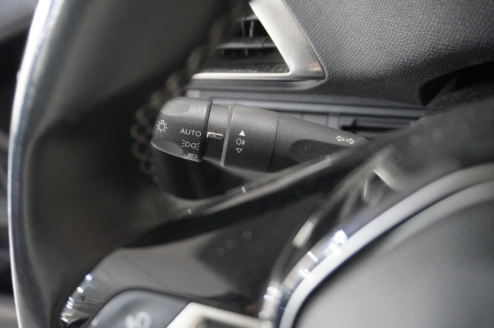 Fahrzeugabbildung Peugeot 3008 1.5D ALLURE NAVI/LED/KAMERA/SPORT/VIRTU/AHK
