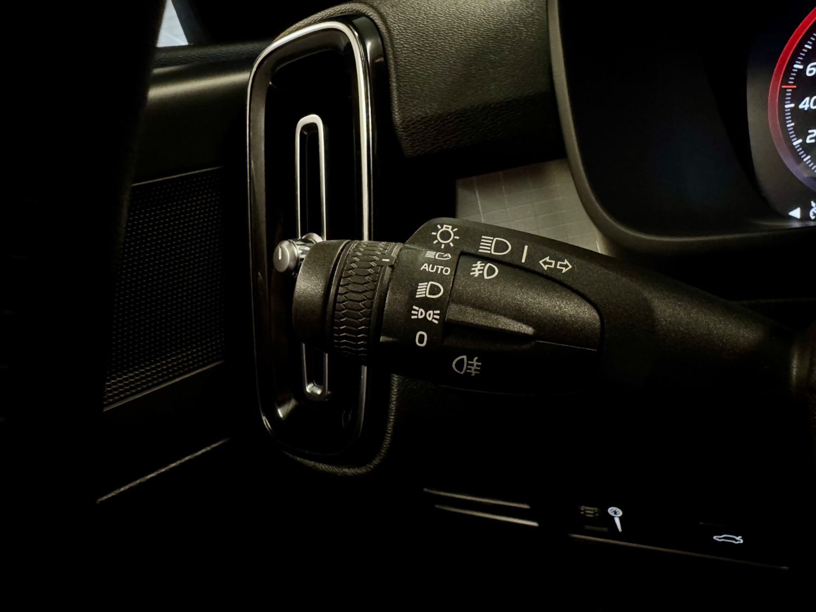 Volvo XC40 2.0 T5 AWD AUT LEDER NAVI LED CAM SHZ PDC foto 28