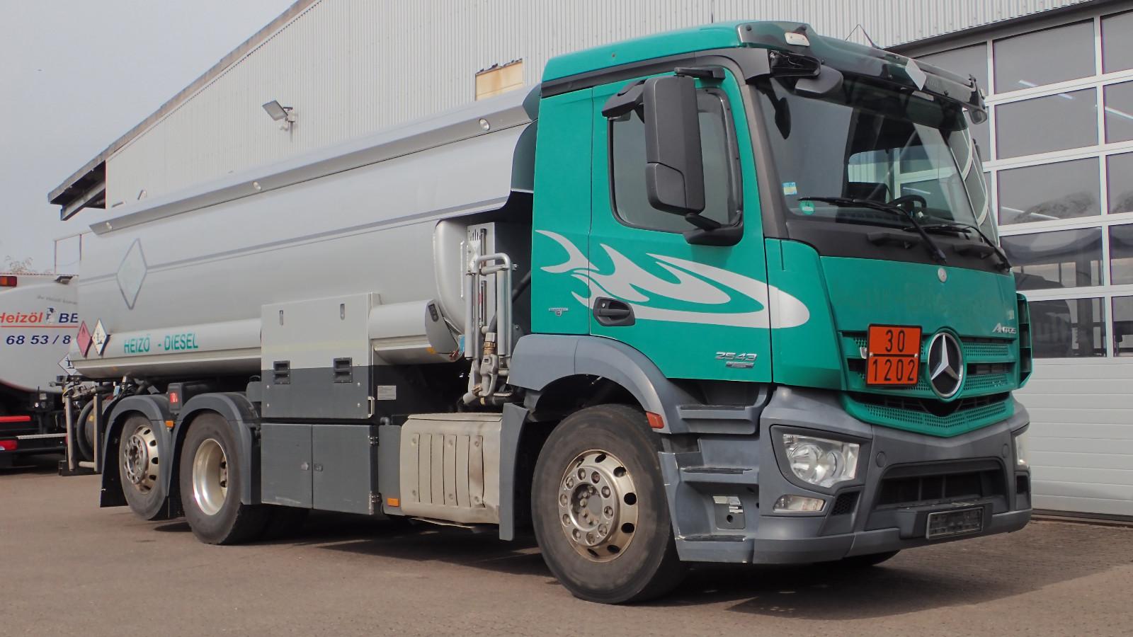 Mercedes-Benz Antos 2543 LL mit Esterer-Tankaufbau