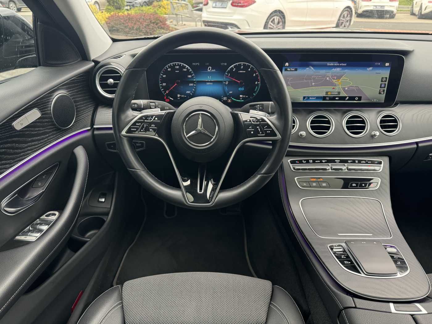 Fahrzeugabbildung Mercedes-Benz E 300de T AMG+Pano+DistrPlus+Night +AHK+360+Ambi