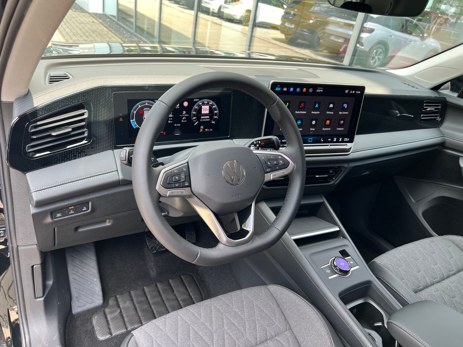 Fahrzeugabbildung Volkswagen Tiguan LIFE 1.5 eTSI DSG *AHK, LED Plus, Kamera,