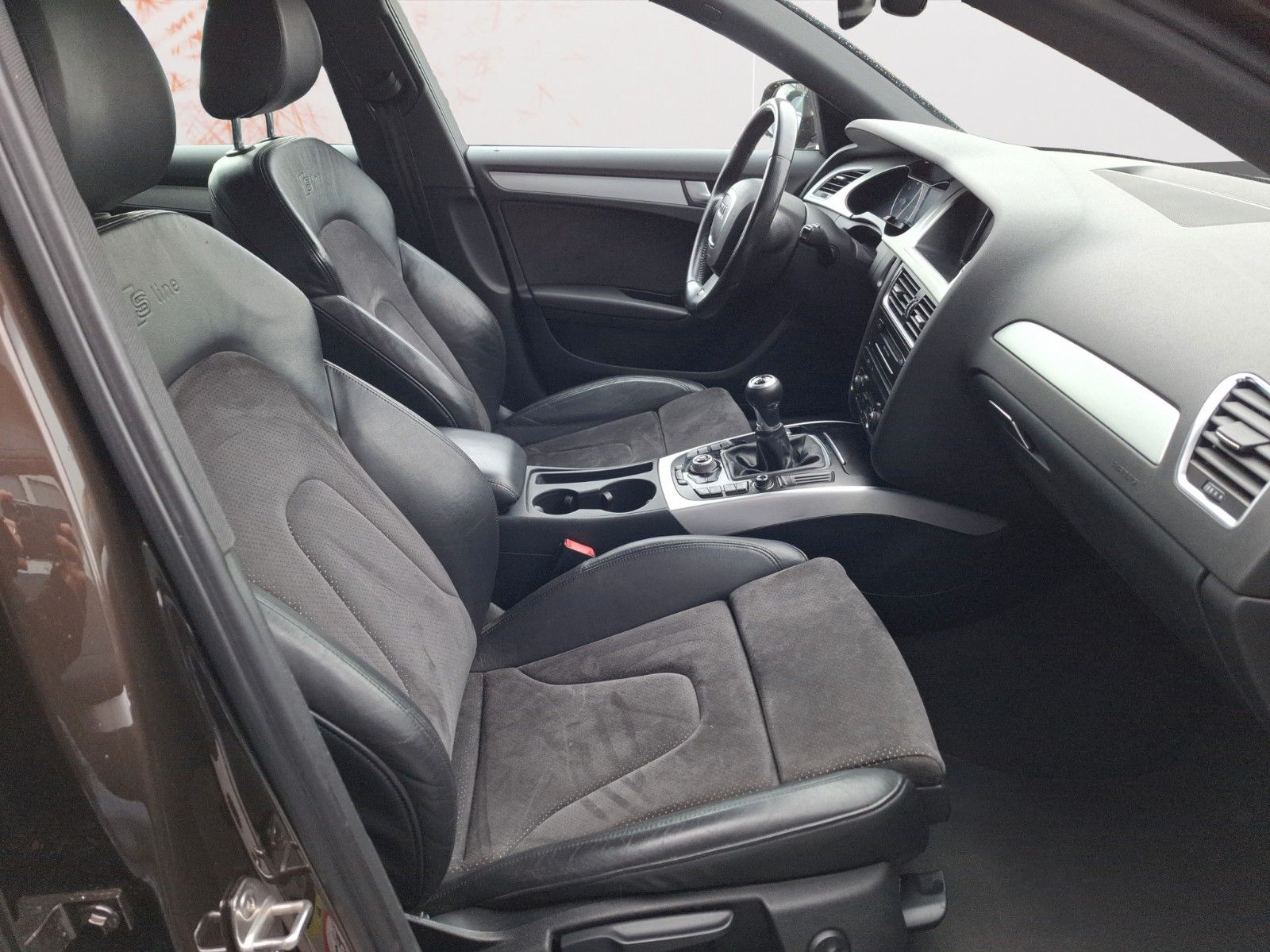 Fahrzeugabbildung Audi A4 Avant S line Sportpaket / plus ! TÜV NEU !