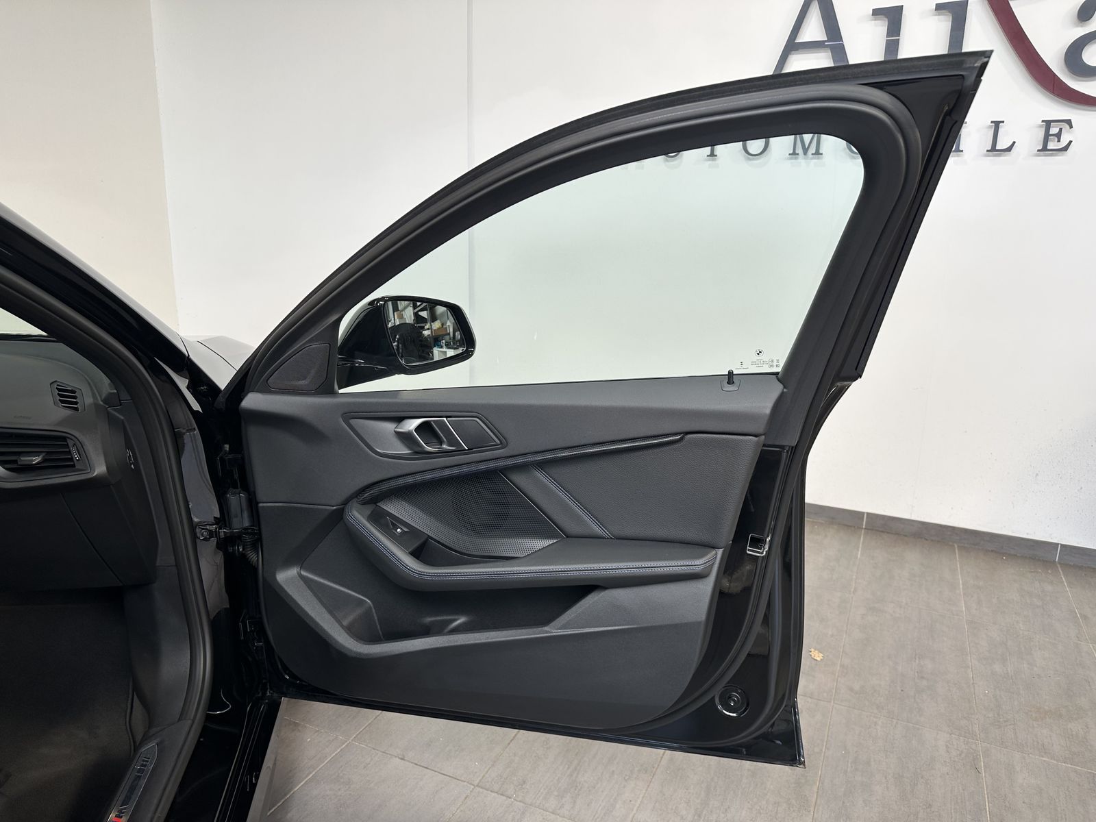 Fahrzeugabbildung BMW 120i M-Sport NAV+LED+PANO+SHZ+KAM+PARKASS+18ZOLL