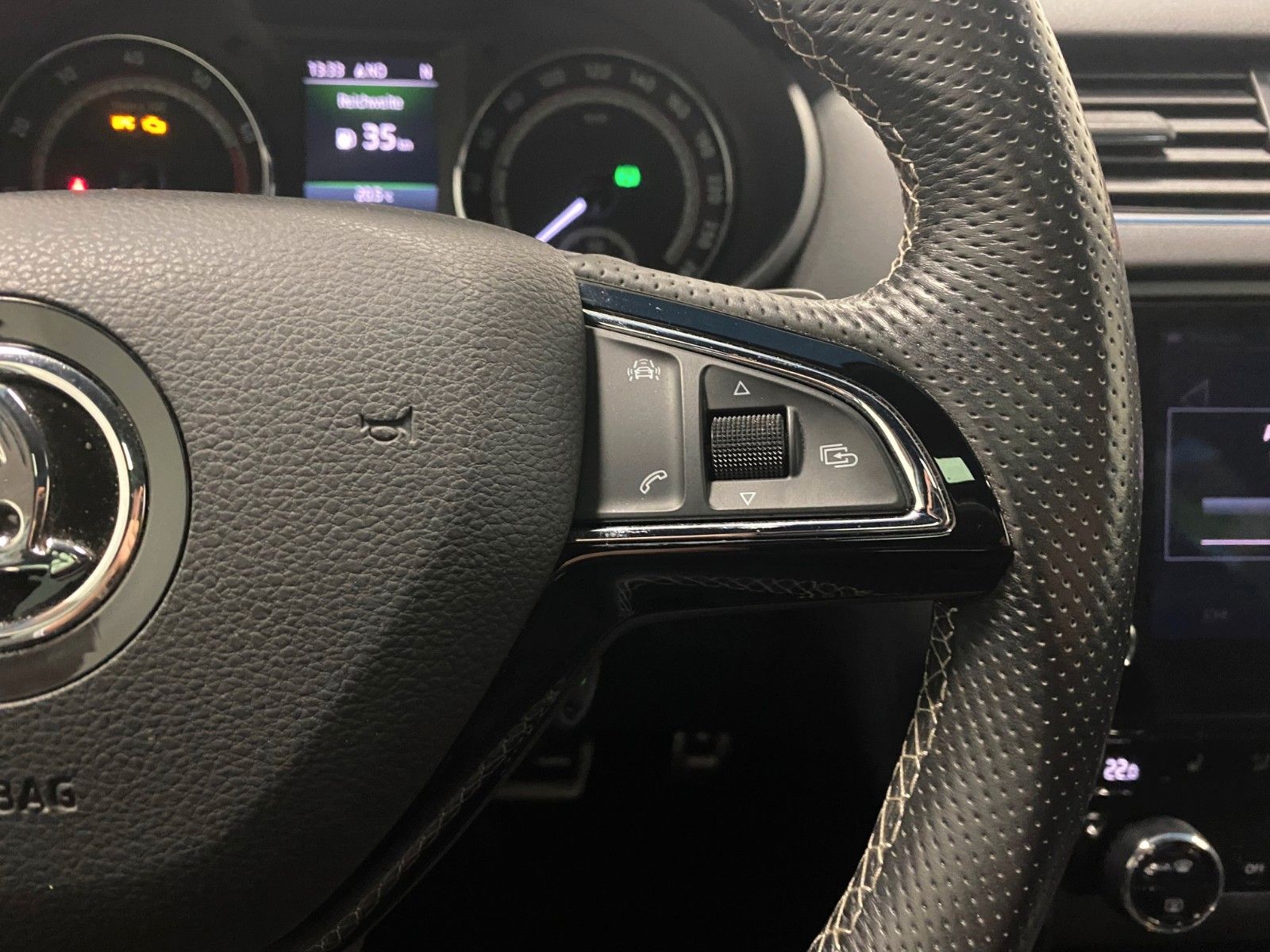 Fahrzeugabbildung SKODA Octavia 2.0 TSI DSG RS Combi+PANORAMA+19"+NAVI++