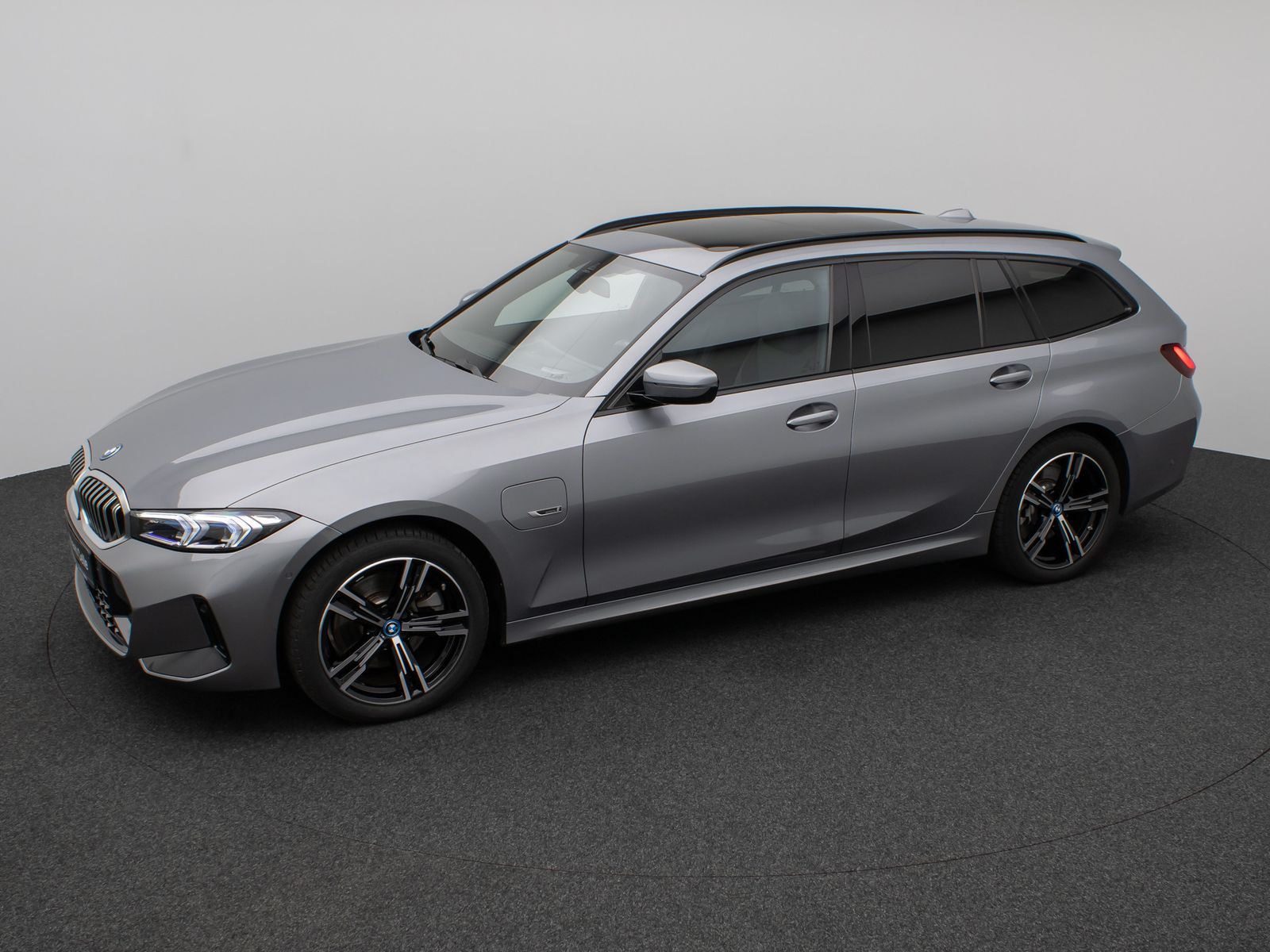 Fahrzeugabbildung BMW 330e M Sport Panorama Kamera HUD DAB HiFi AHK