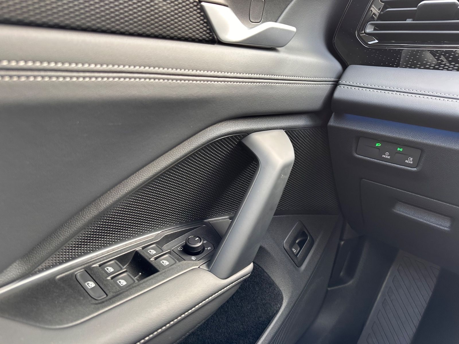 Fahrzeugabbildung Volkswagen Tiguan 1.5 eTSI Life DSG AHK/360°/APP/ACC/Keyles