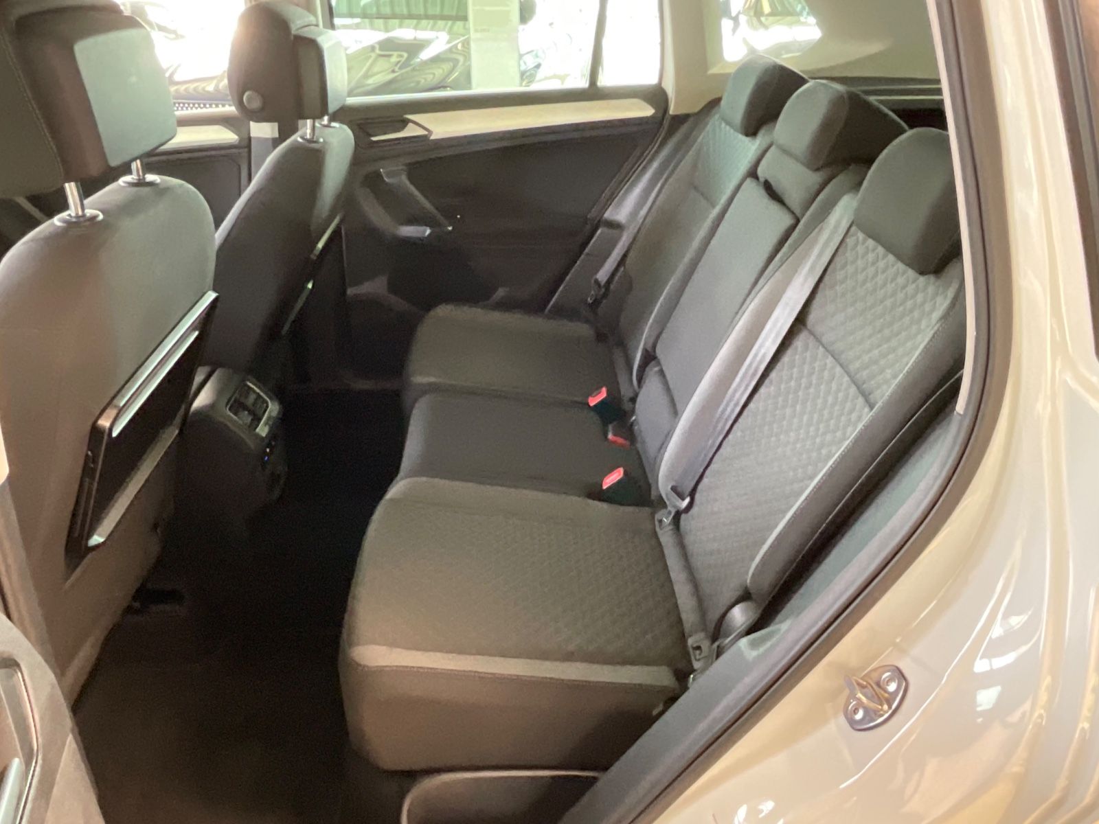 Fahrzeugabbildung Volkswagen Tiguan 1.4TSI DSG Comfortline *LED*NAVI* 1.HAND*