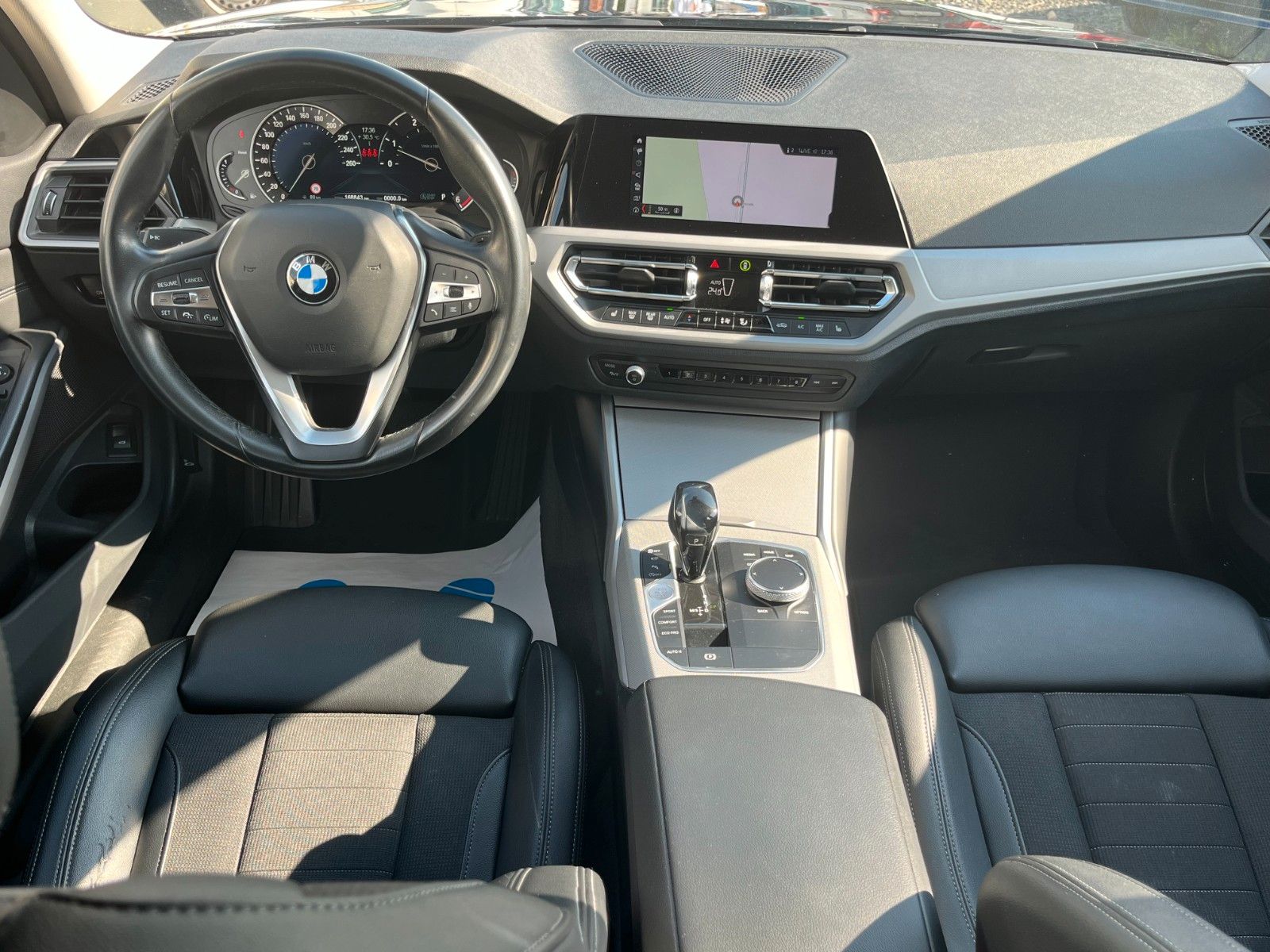 Fahrzeugabbildung BMW 318d Tour Navi Leder Kamera HUD Alarm SPORTSITZE