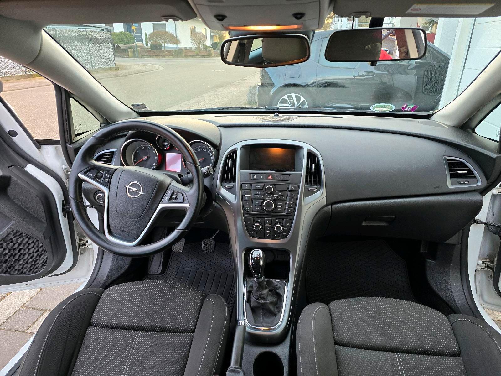 Opel Astra 2014 — photo 14