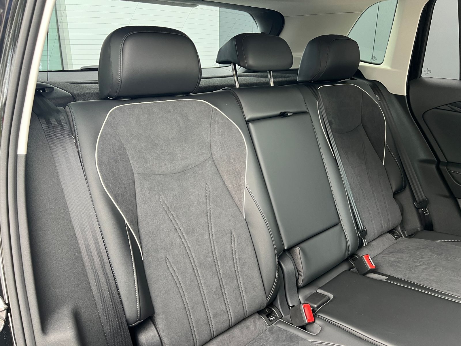 Fahrzeugabbildung Volkswagen Tiguan Elegance 1.5 eTSI DSG *AHK, IQ.Light, Nav