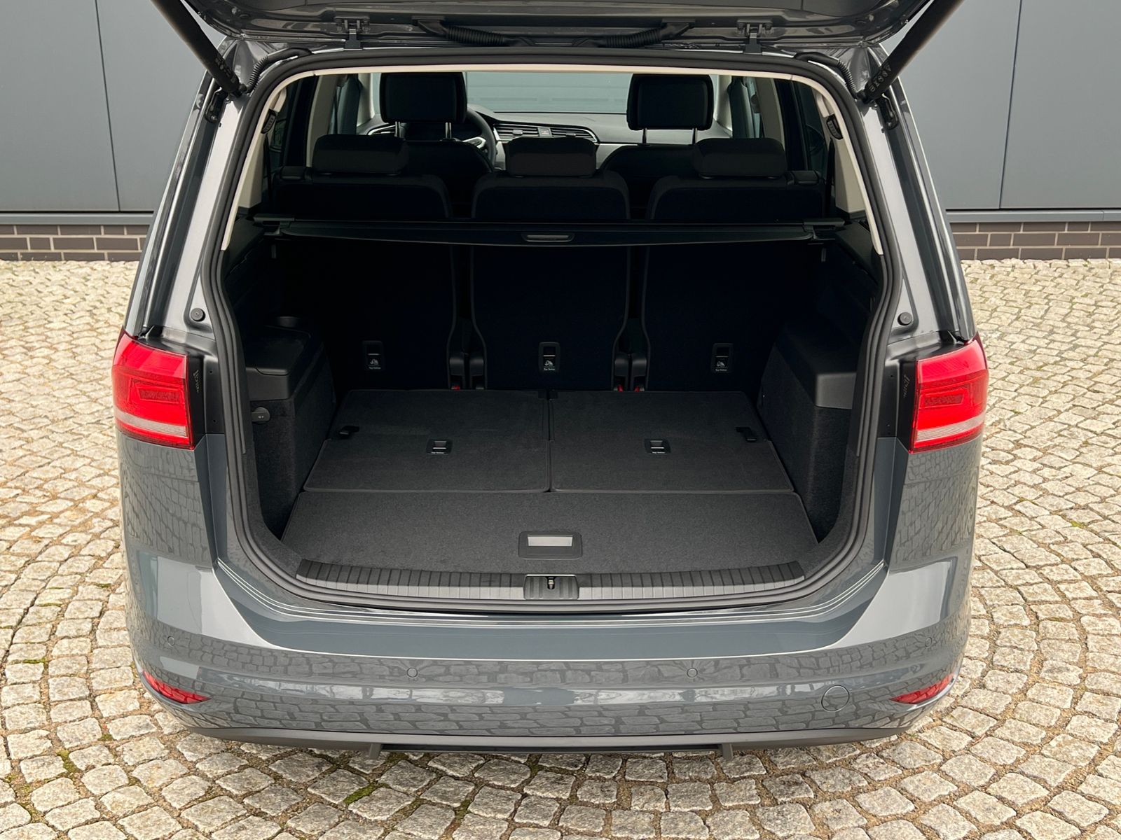 Fahrzeugabbildung Volkswagen Touran Comfortline 1.5 TSI DSG *LED, AHK, 7 Sitz