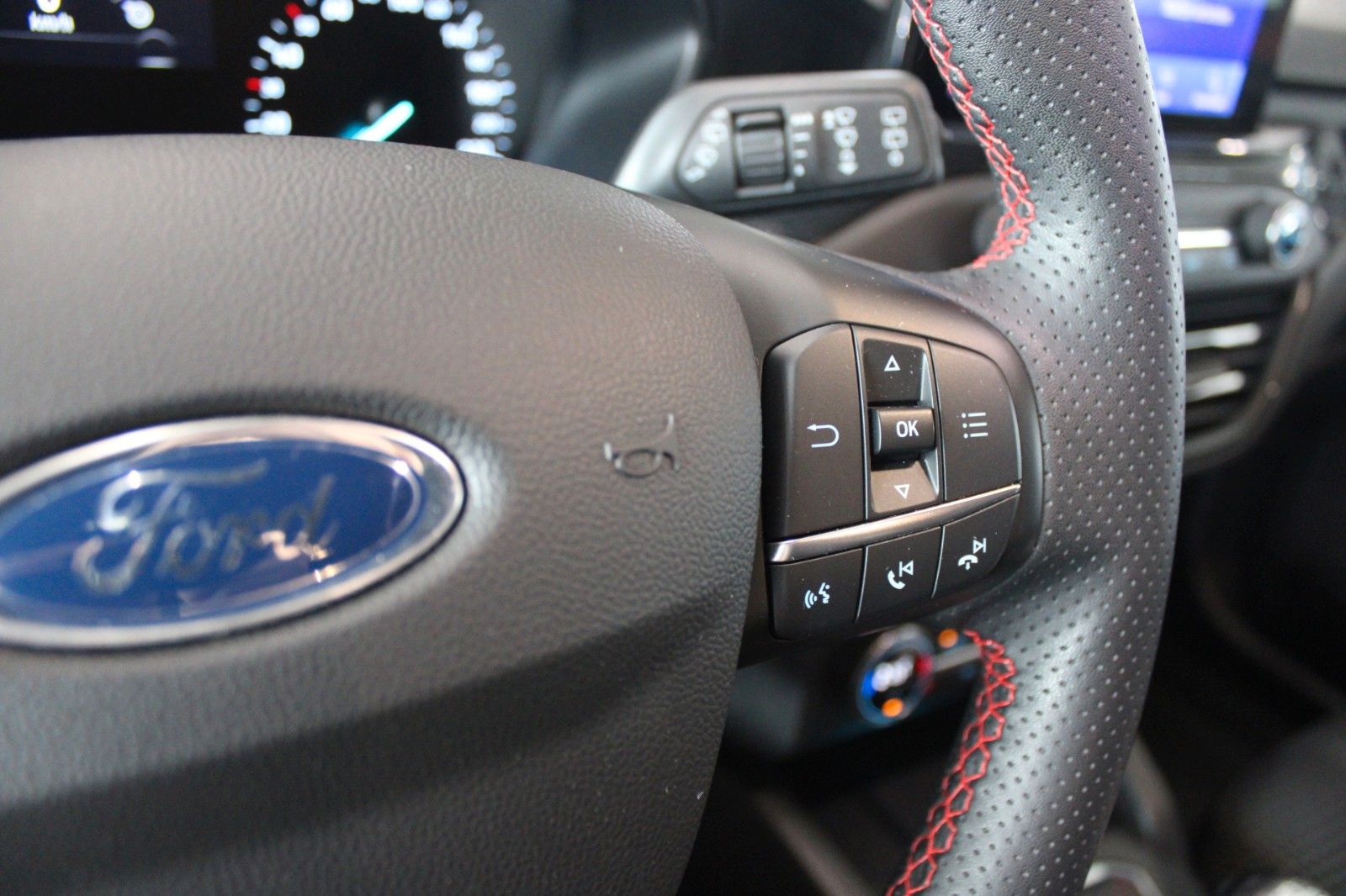 Fahrzeugabbildung Ford Focus ST-Line Turnier LED Park + Winter Paket