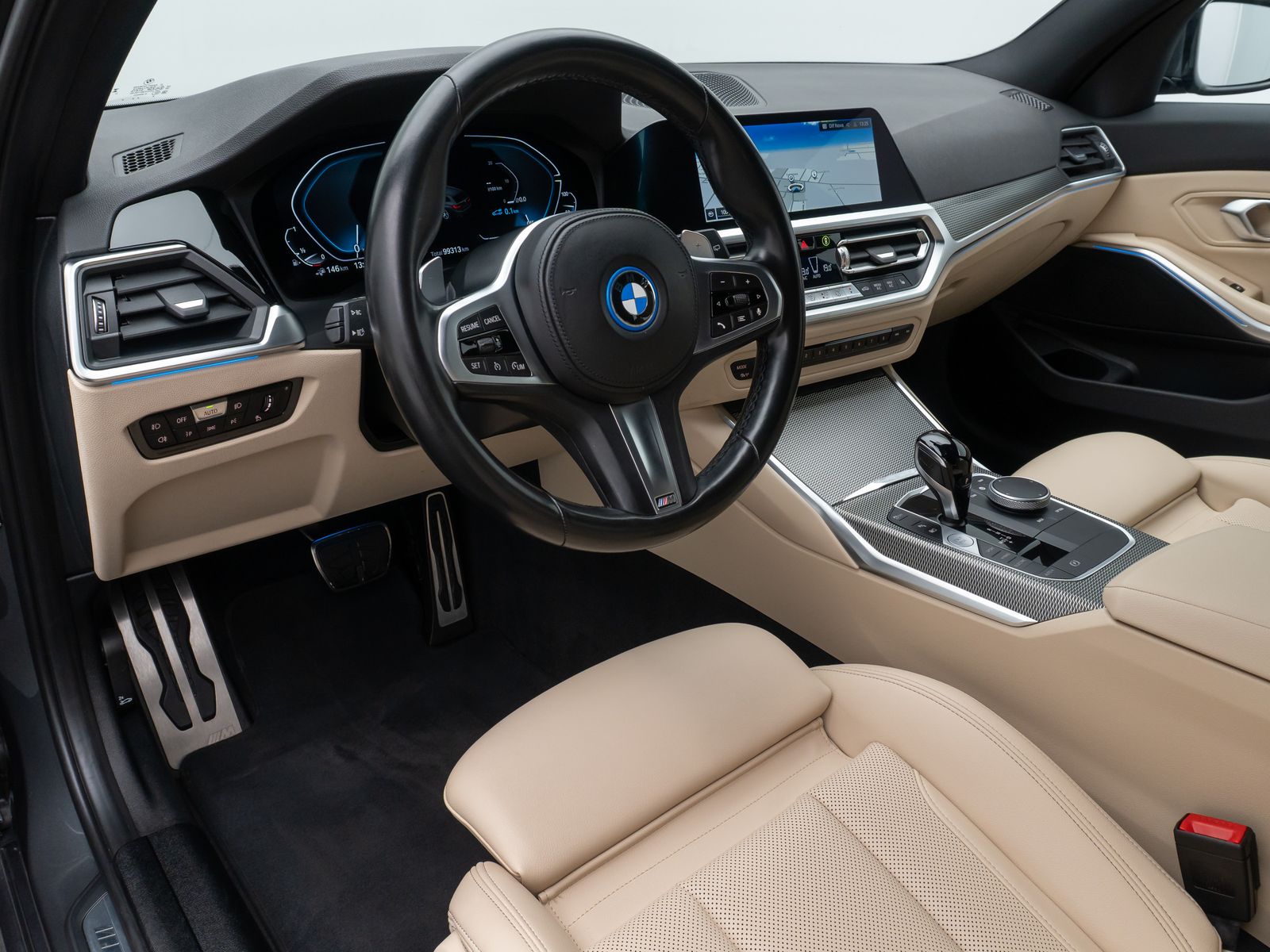 Fahrzeugabbildung BMW 330e xD M Sport DAB Memory AHK HUD Individual