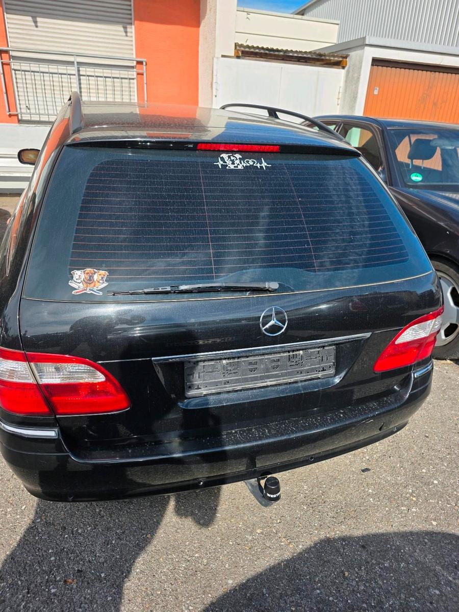 Mercedes-Benz E500 2004 — вигляд ззаду