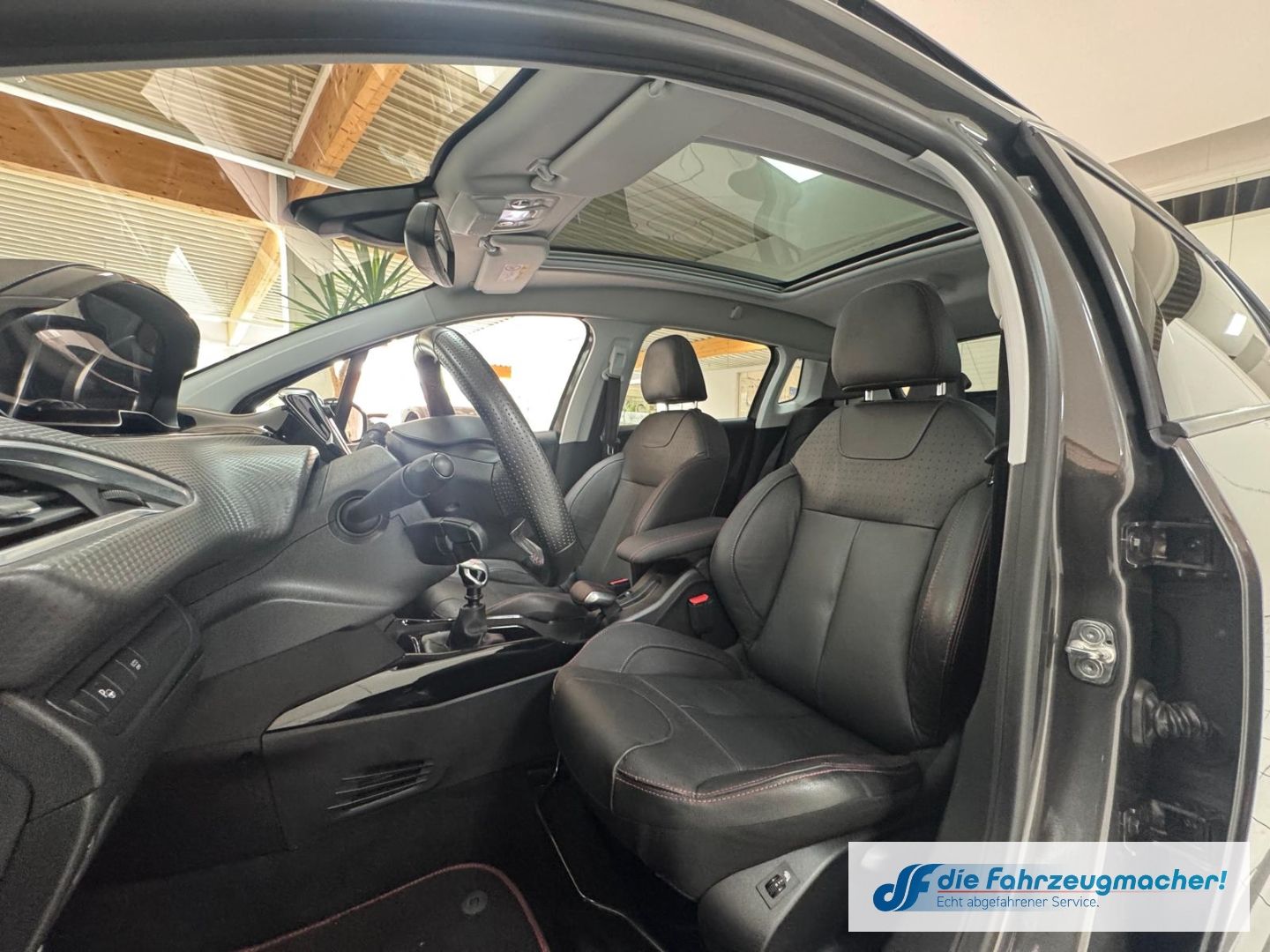 Fahrzeugabbildung Peugeot 2008 GT-LINE Allure Panorama Navi Leder ACC 2-Zo