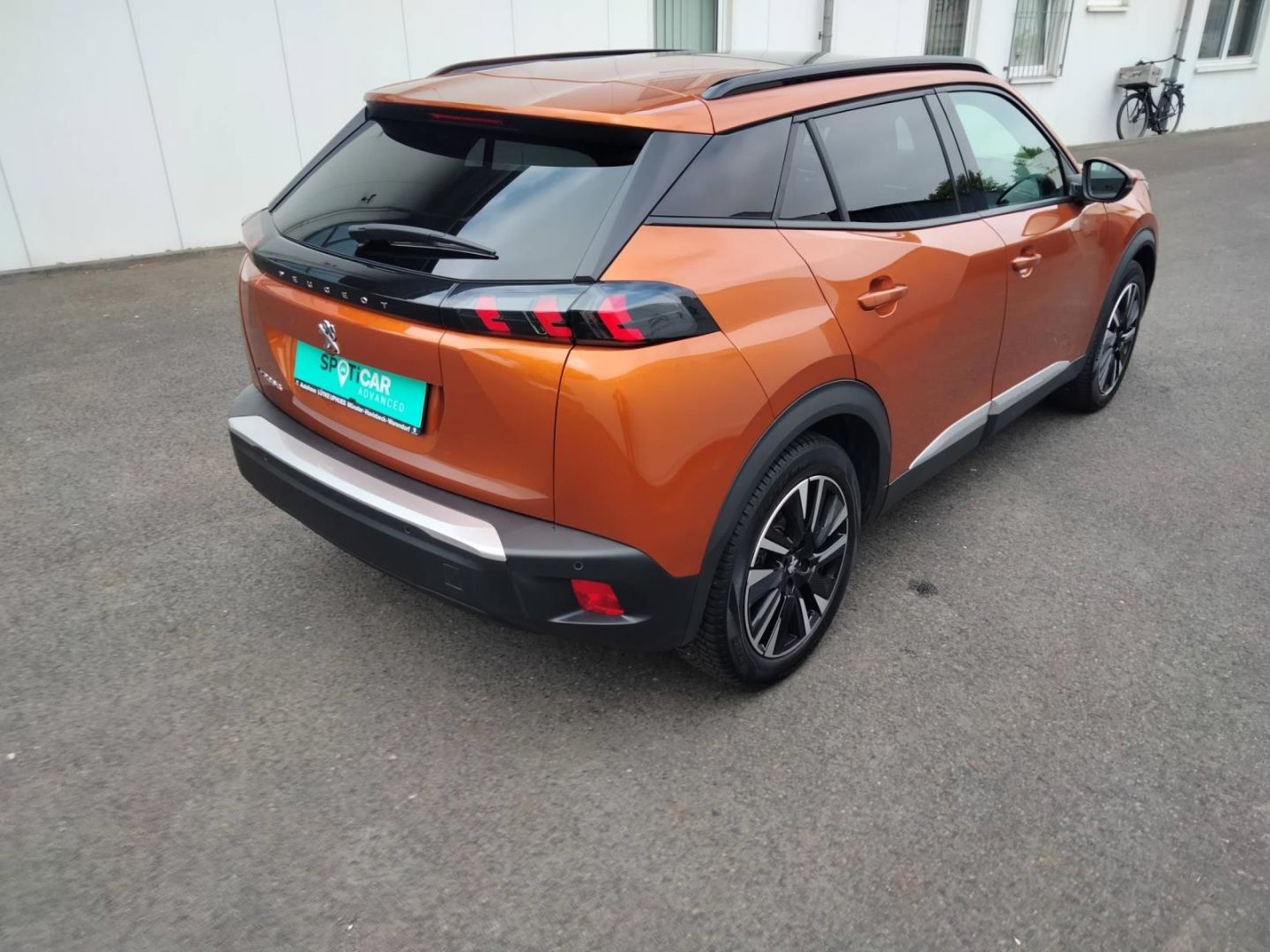 Fahrzeugabbildung Peugeot 2008 Allure Elektromotor 136 Panorama digitales