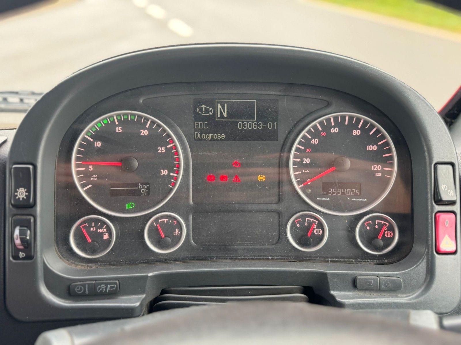 Fahrzeugabbildung MAN TGA 26.320 B/L  6x2 Faun Seitenlader Müllwagen